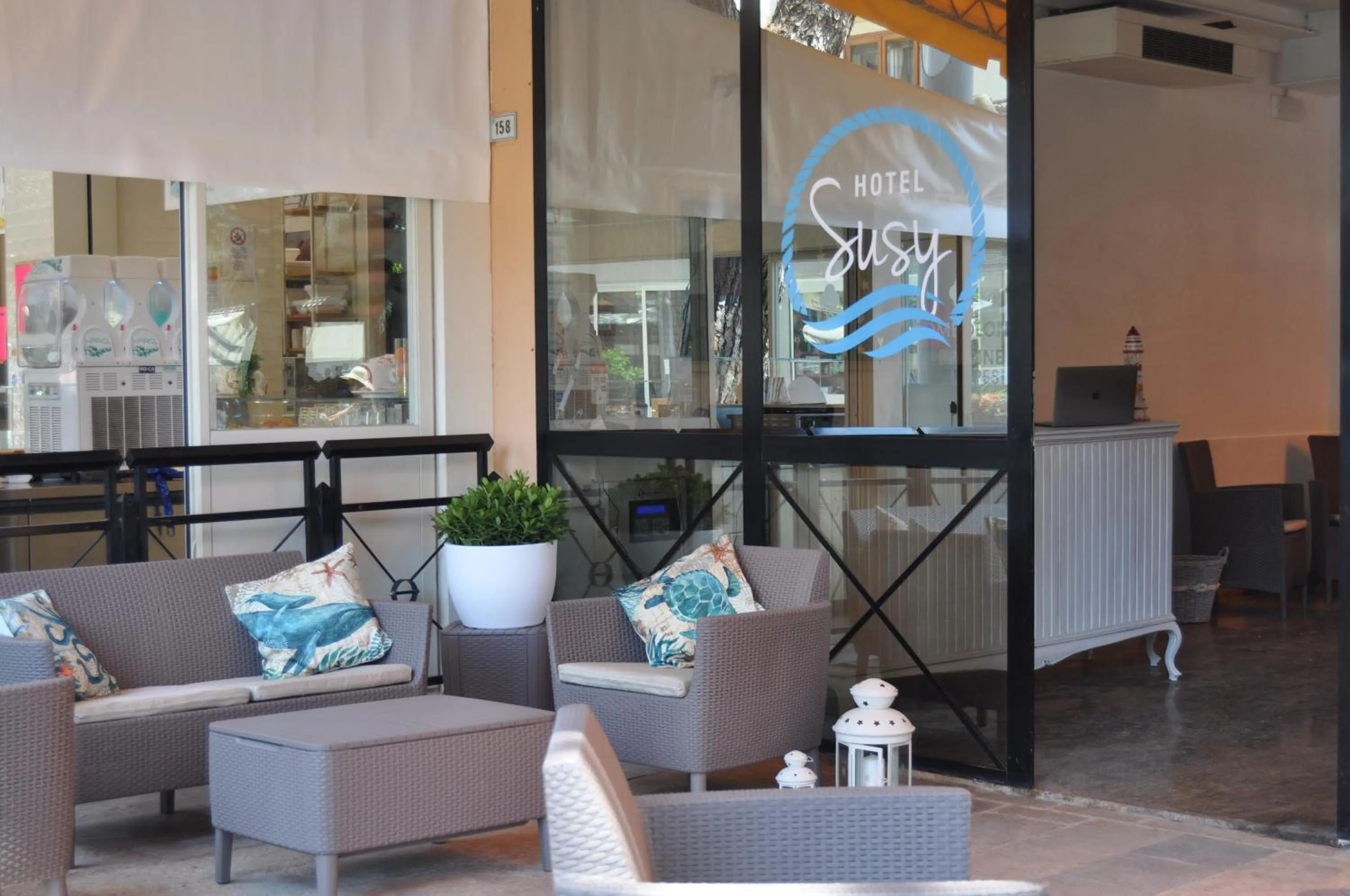 Property building in Hotel Susy - Ambienti rinnovati - direttamente su viale Dante e a due passi dal mare