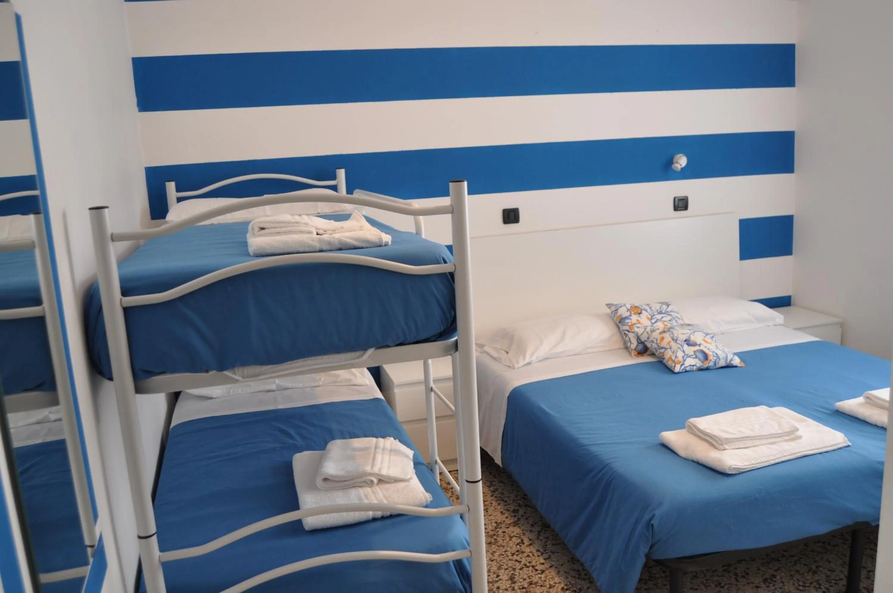 Bed in Hotel Susy - Ambienti rinnovati - direttamente su viale Dante e a due passi dal mare