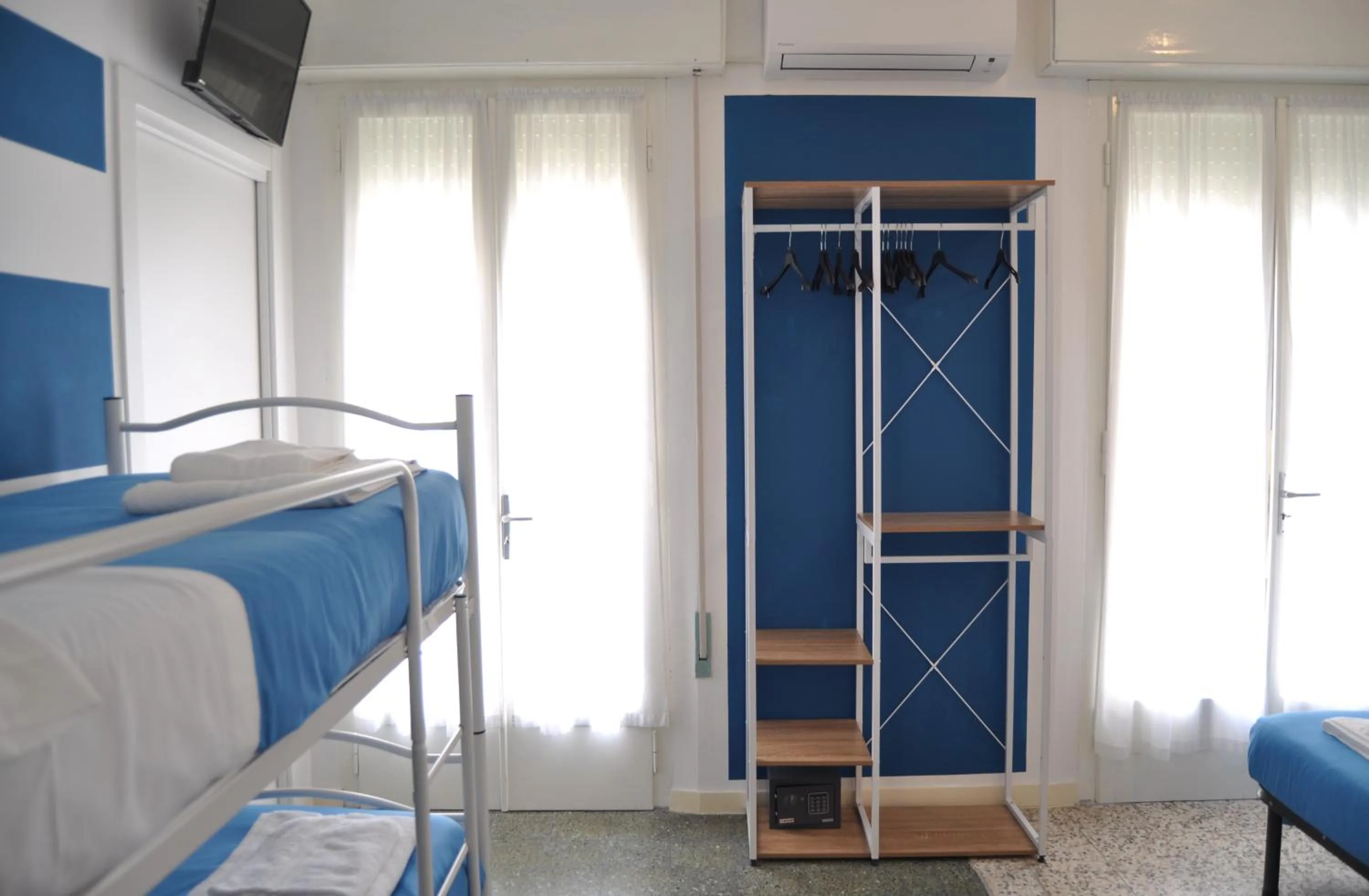 Bed in Hotel Susy - Ambienti rinnovati - direttamente su viale Dante e a due passi dal mare