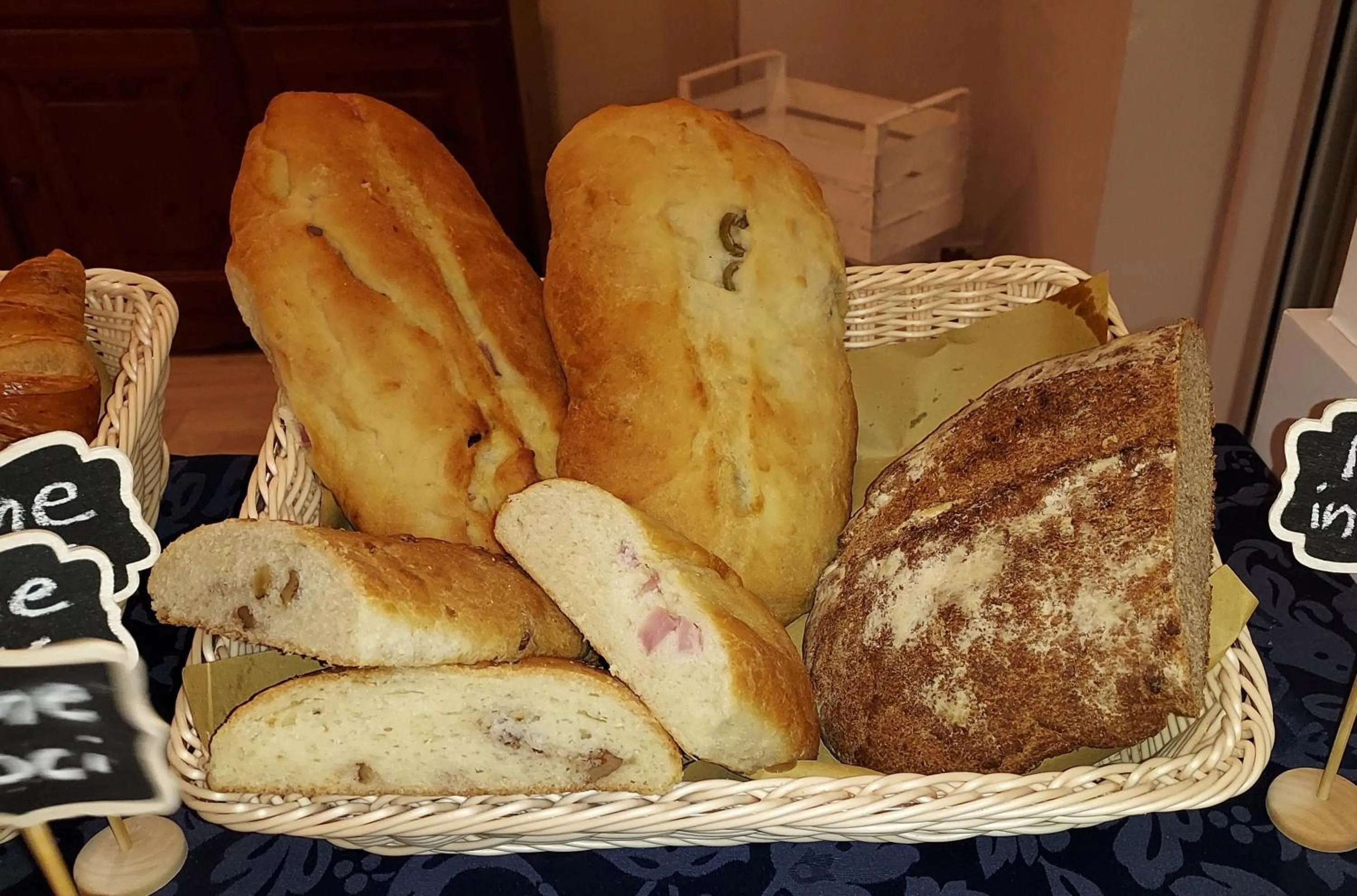 Buffet breakfast in Hotel Susy - Ambienti rinnovati - direttamente su viale Dante e a due passi dal mare