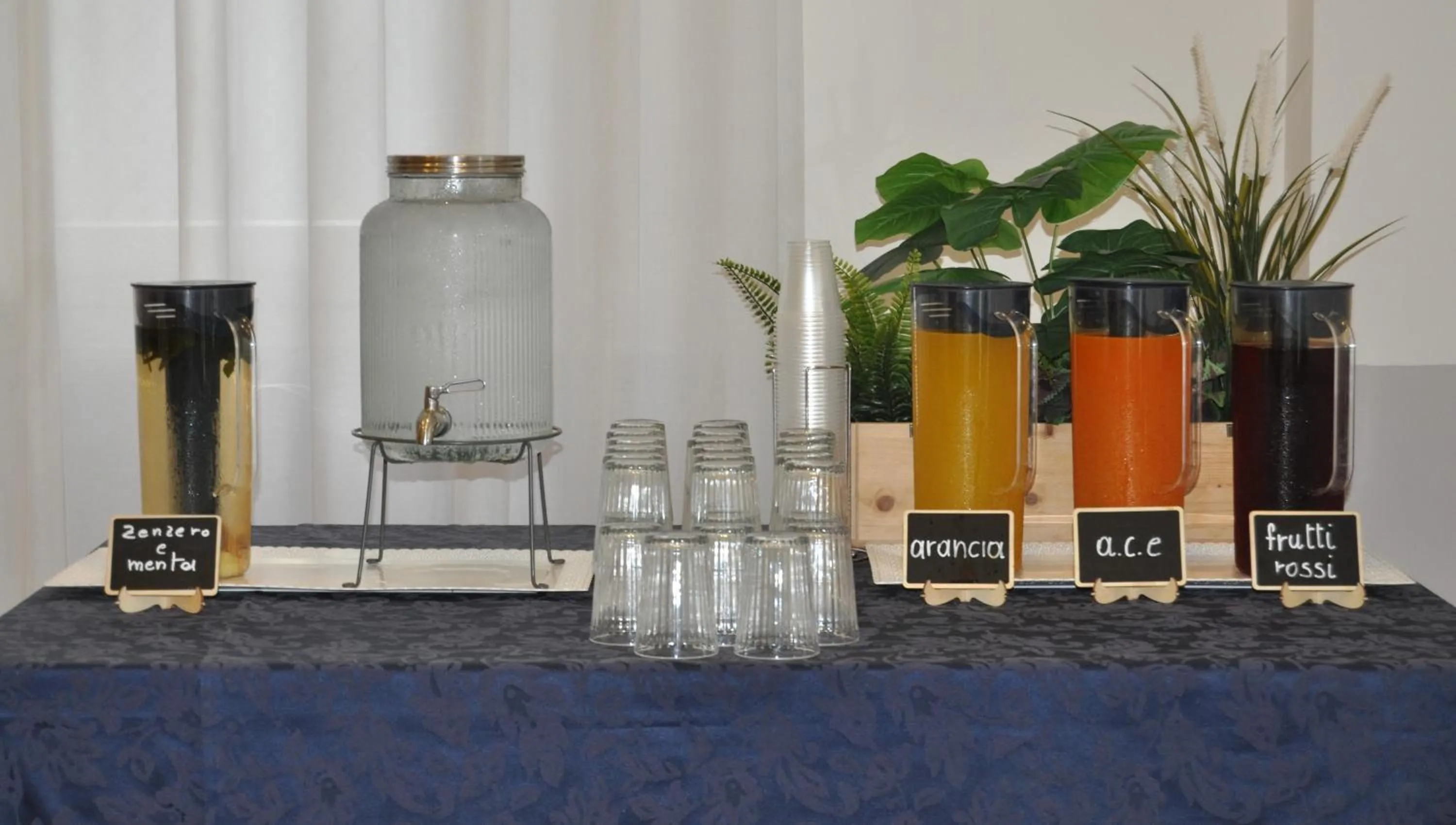 Breakfast in Hotel Susy - Ambienti rinnovati - direttamente su viale Dante e a due passi dal mare