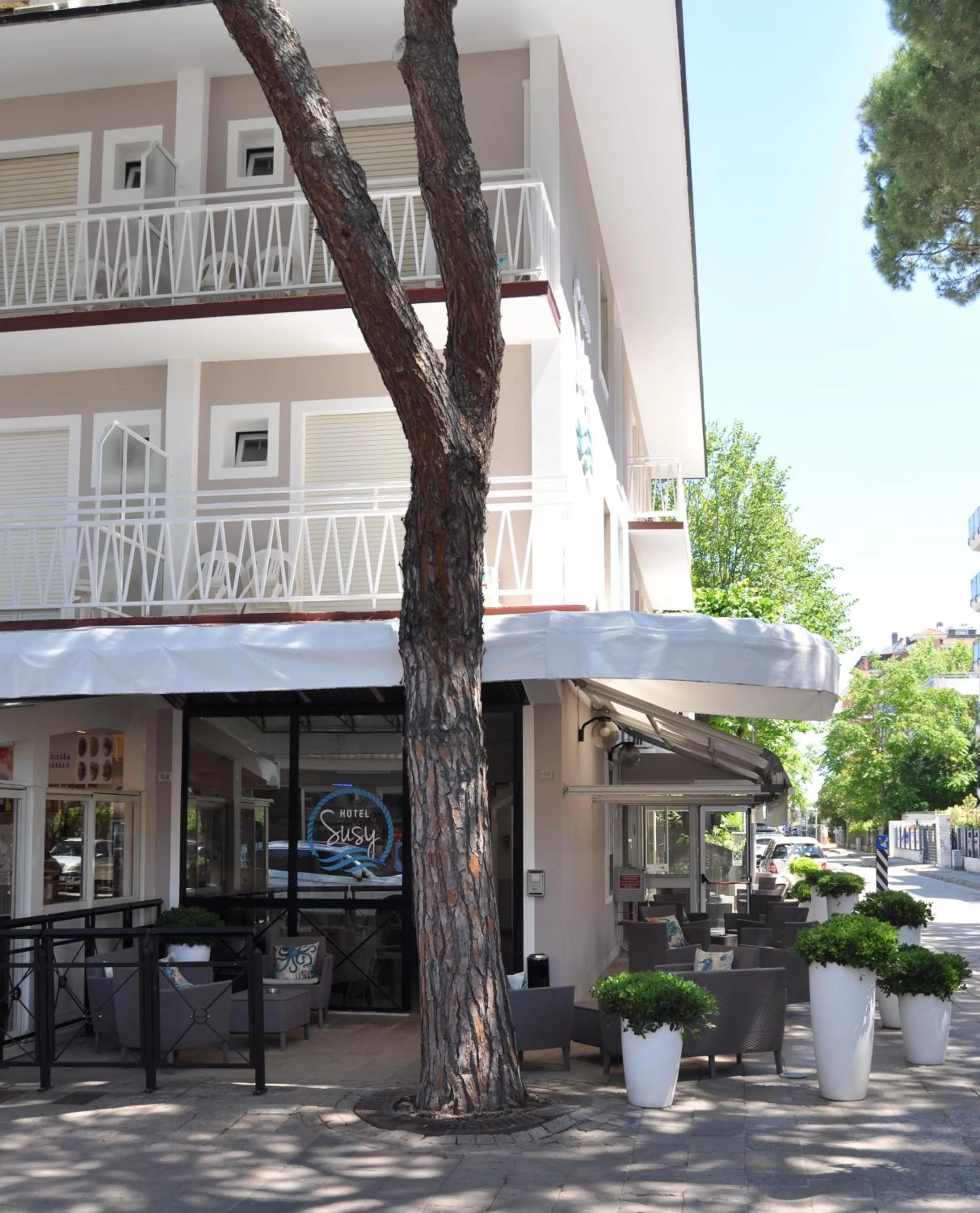 Facade/entrance in Hotel Susy - Ambienti rinnovati - direttamente su viale Dante e a due passi dal mare