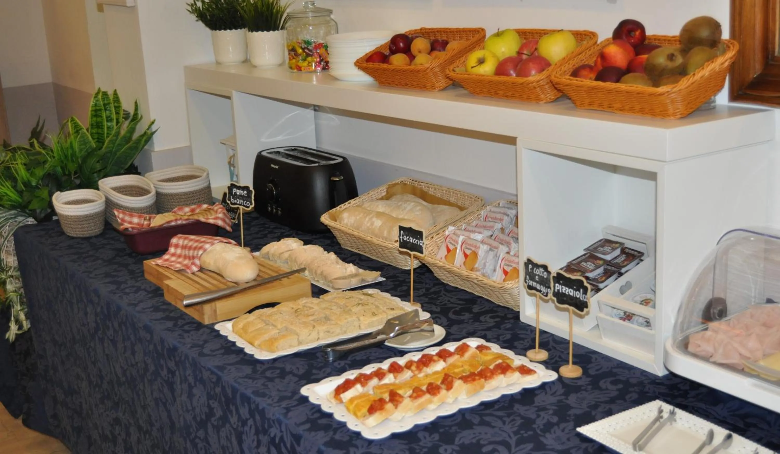 Breakfast in Hotel Susy - Ambienti rinnovati - direttamente su viale Dante e a due passi dal mare