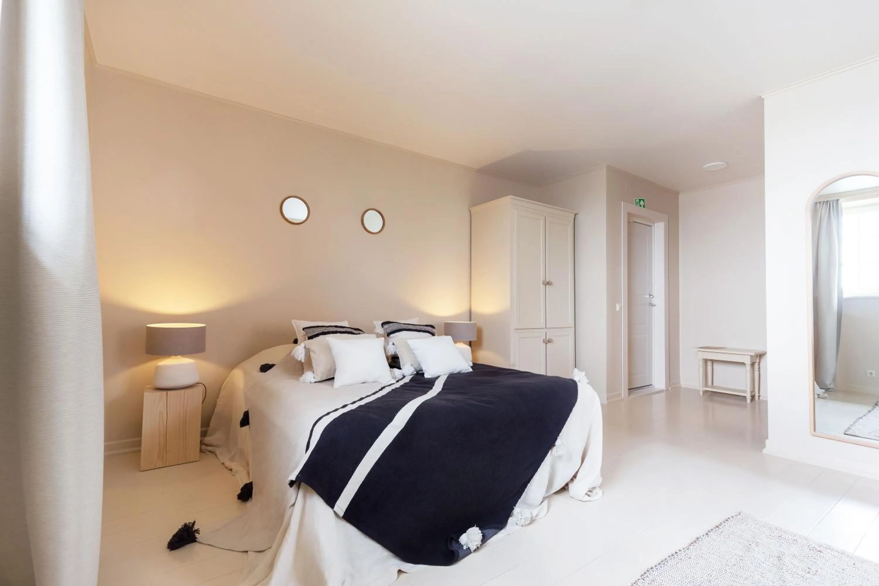 Photo of the whole room, Bed in Nidos Banga