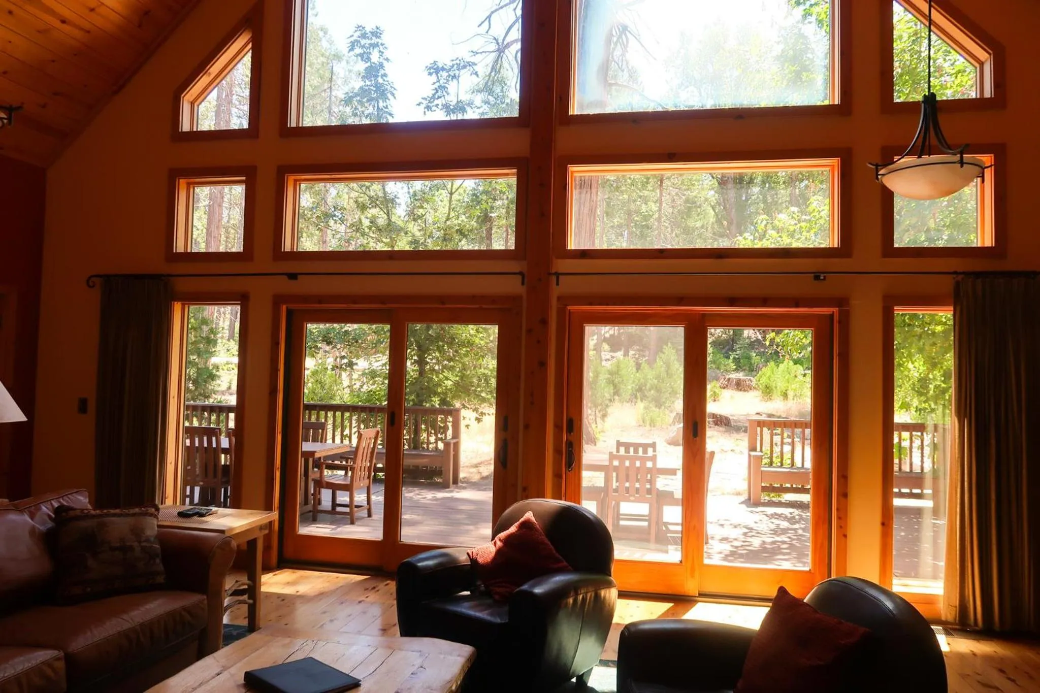 Living room in Evergreen Lodge at Yosemite