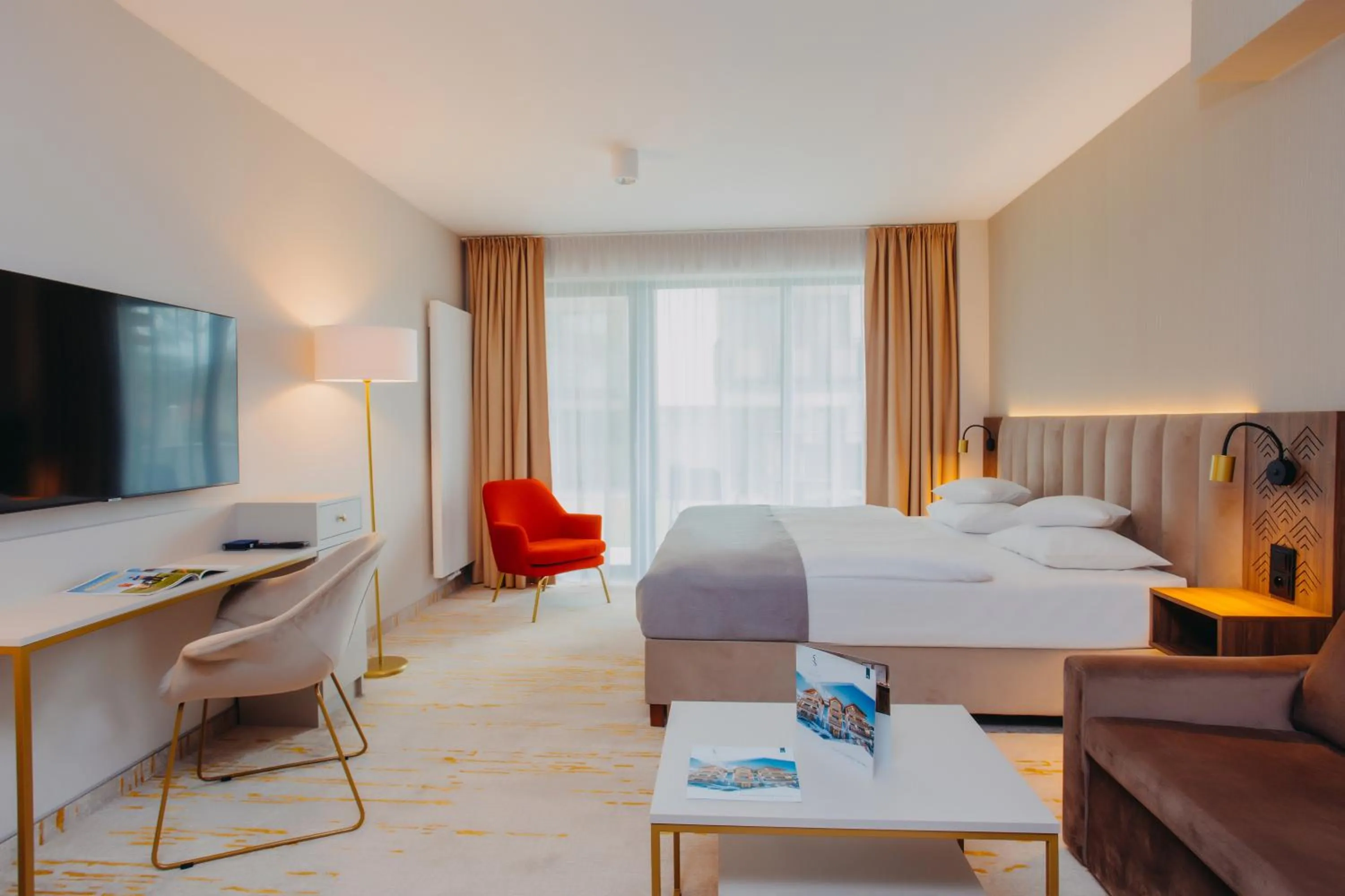 Communal lounge/ TV room, Bed in Five Seasons Szklarska Poręba