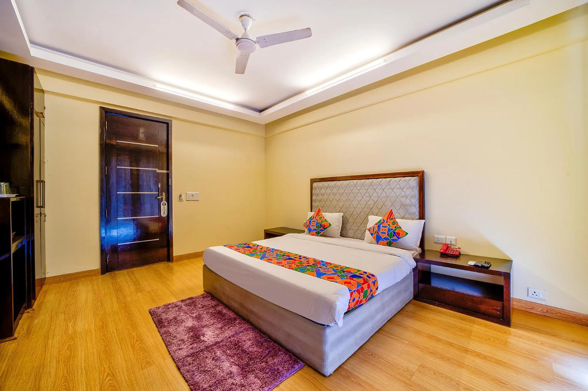 Living room, Bed in FabHotel Rivlet