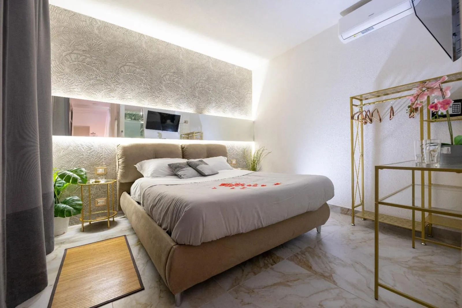 Bedroom, Bed in ETNEA 208 LUXURY JACUZZI SUITE Catania