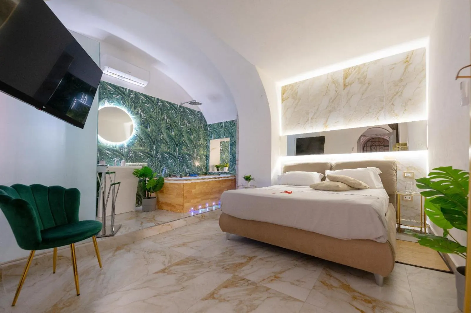 Photo of the whole room, Bed in ETNEA 208 LUXURY JACUZZI SUITE Catania