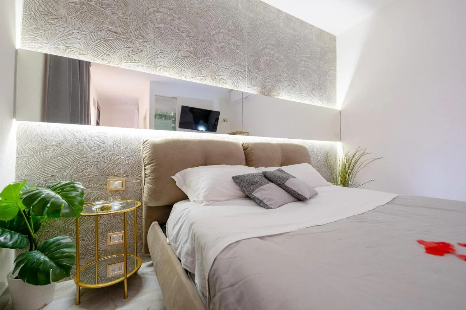 Bedroom, Bed in ETNEA 208 LUXURY JACUZZI SUITE Catania