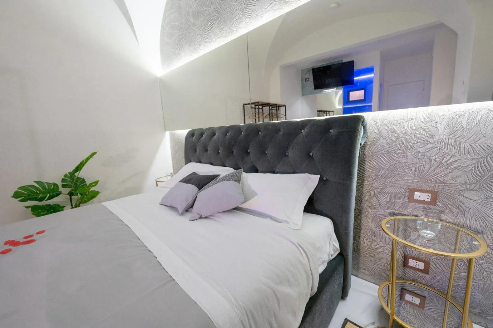 Bedroom, Bed in ETNEA 208 LUXURY JACUZZI SUITE Catania