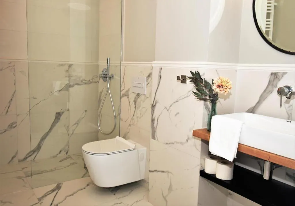 Shower in Patio Riverfront Aparthotel