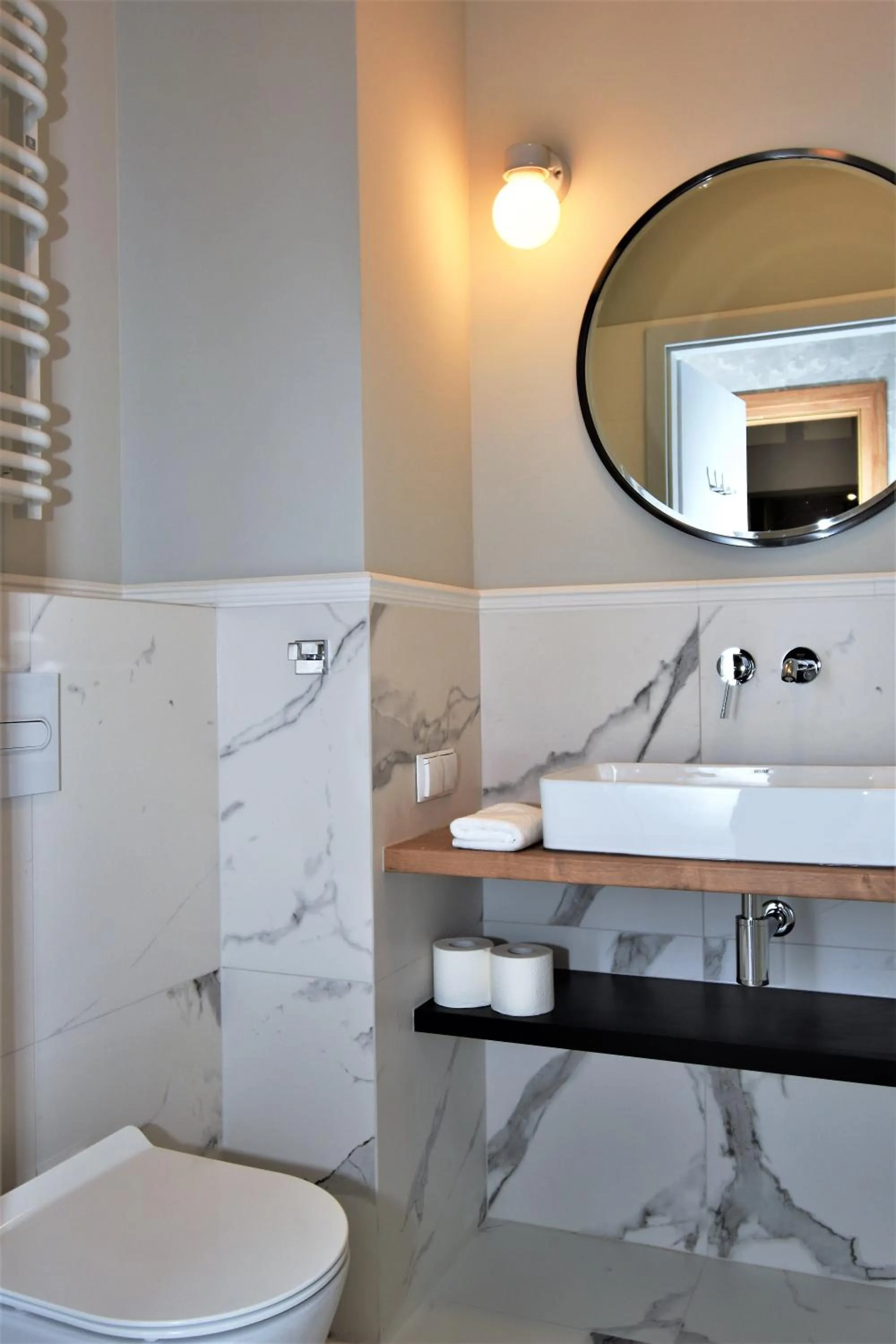 Toilet in Patio Riverfront Aparthotel