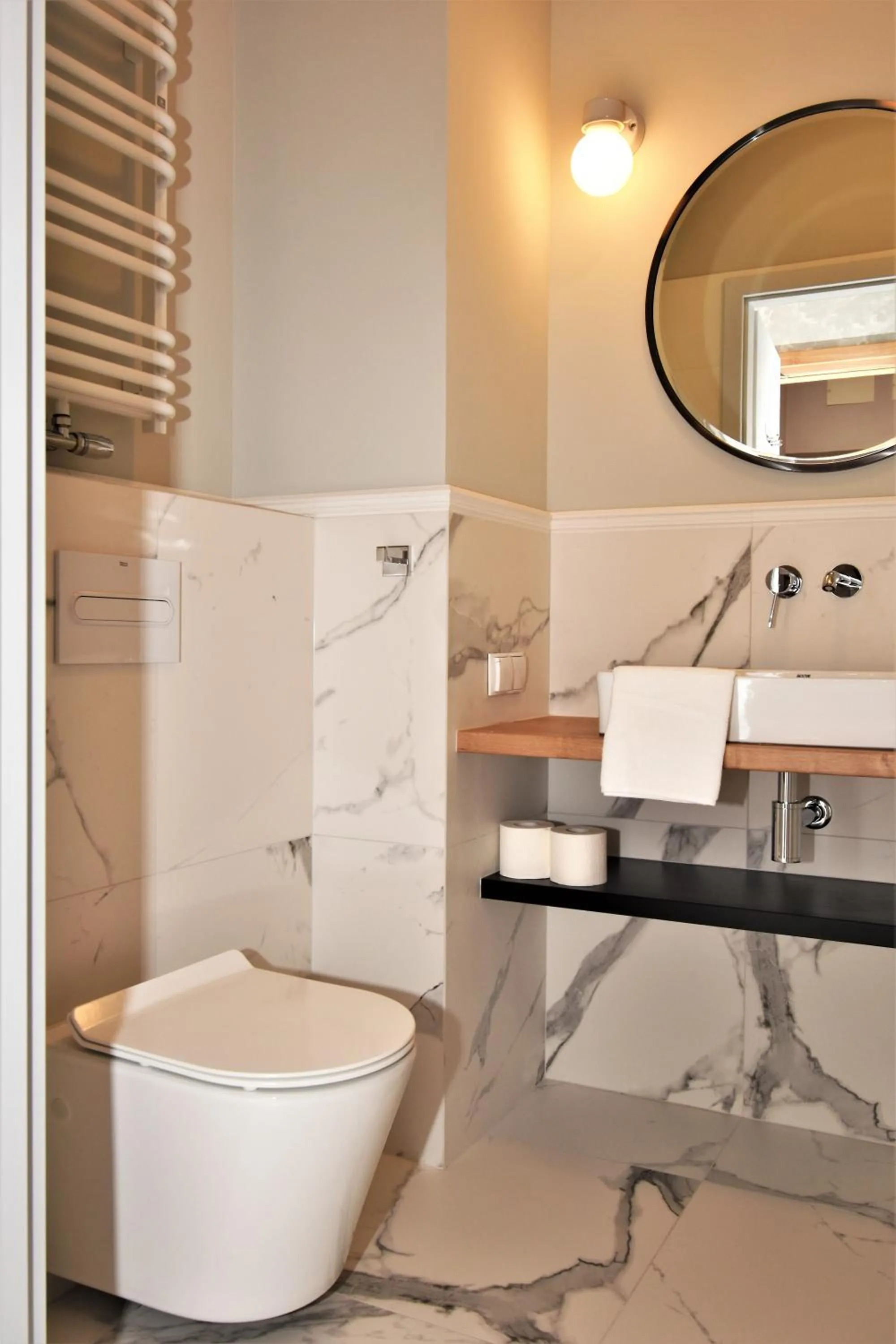 Toilet in Patio Riverfront Aparthotel