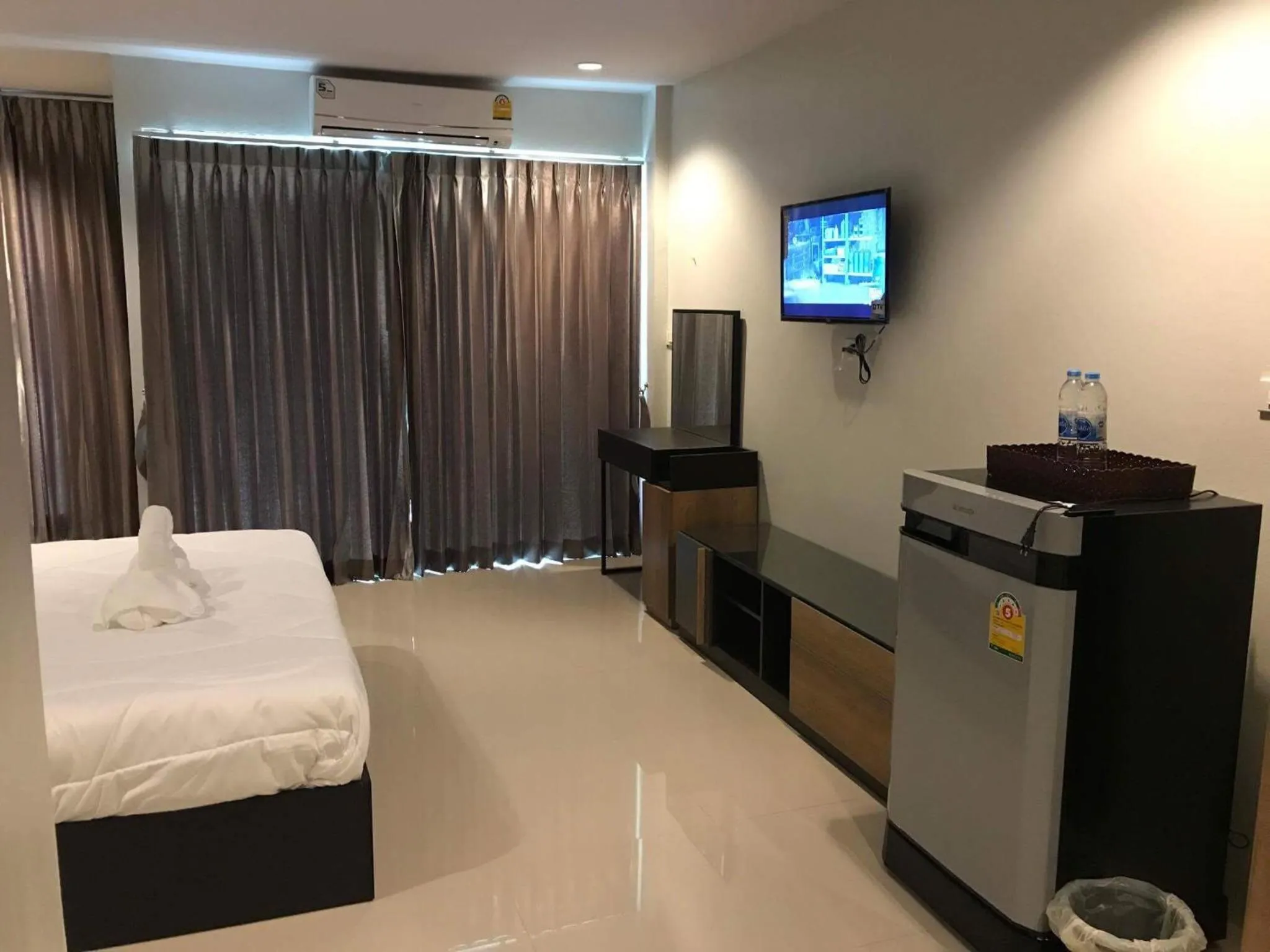 Communal lounge/ TV room, Bed in Supachai Inn