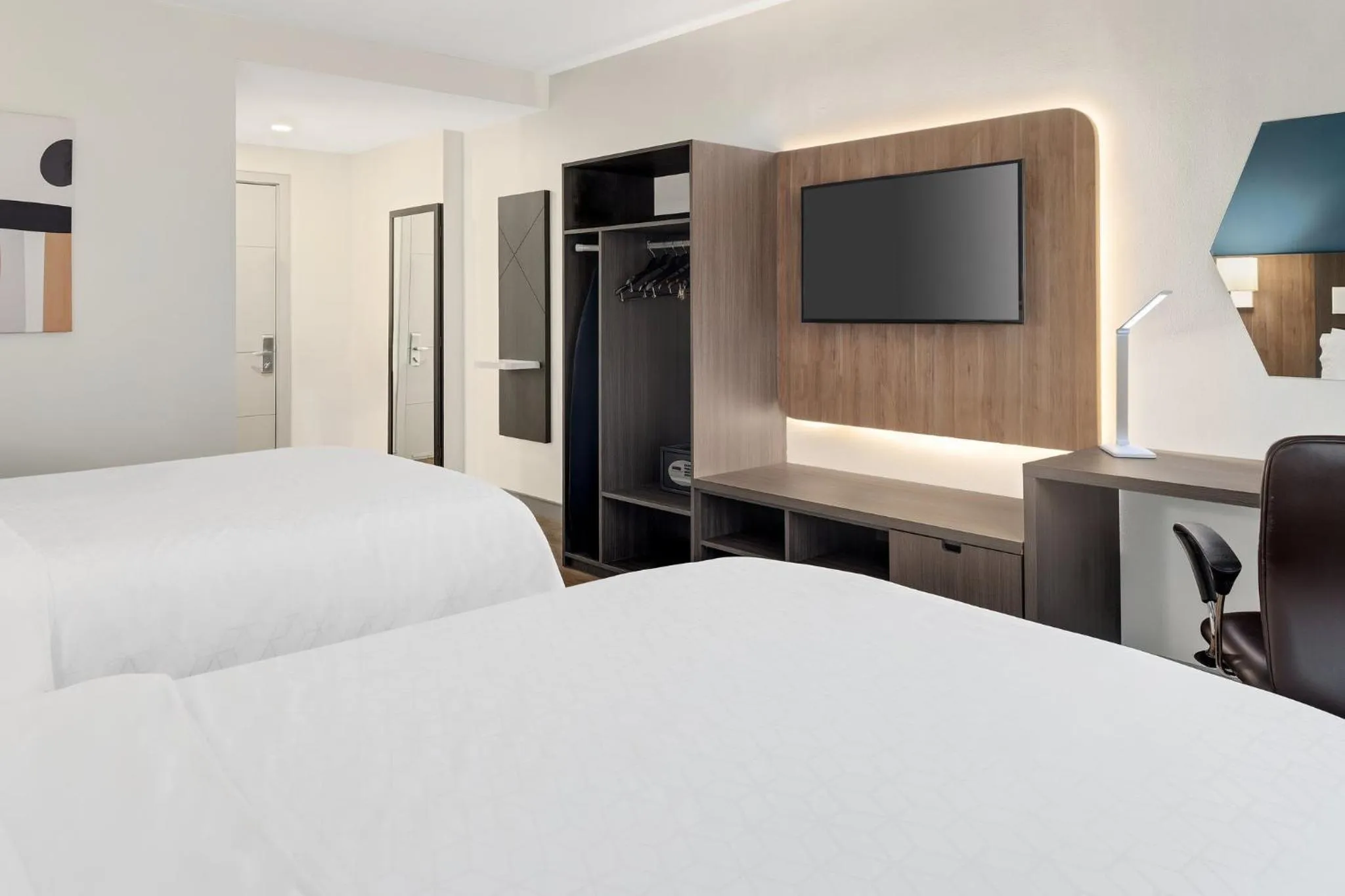 Photo of the whole room, Bed in Holiday Inn Express San Jose Forum by IHG