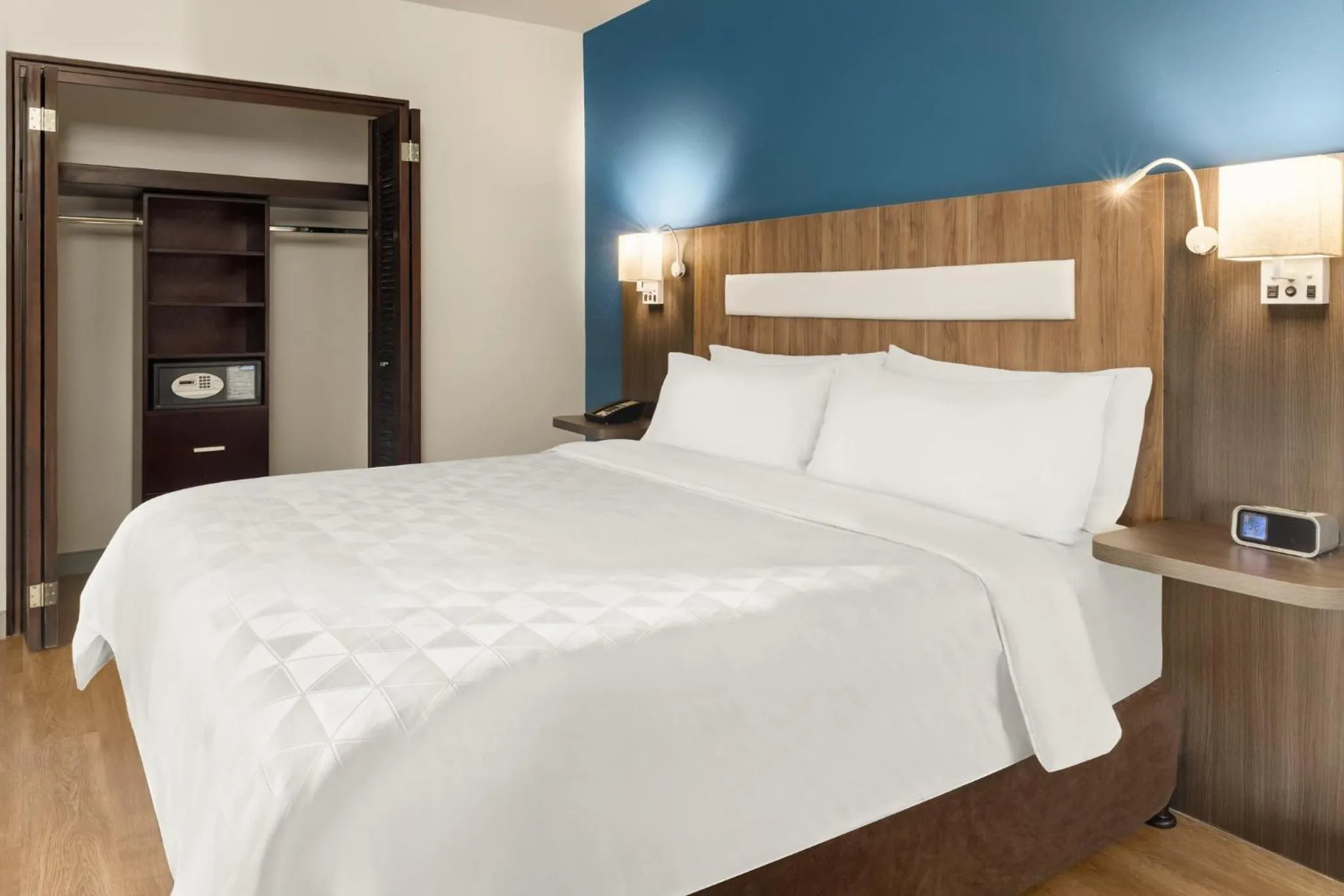 Photo of the whole room, Bed in Holiday Inn Express San Jose Forum by IHG