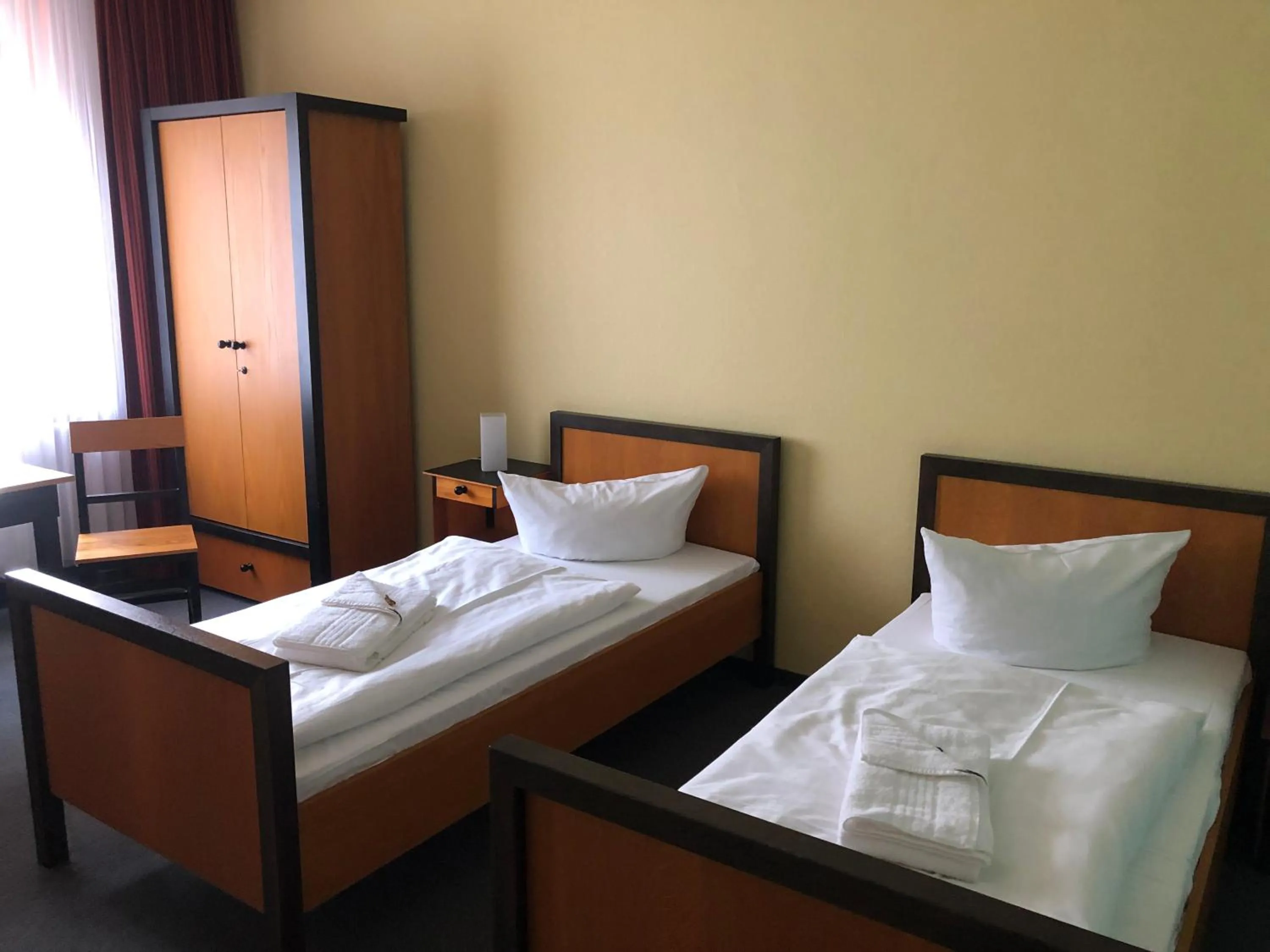 Bed in Haus des Volkes - Das Bauhaushotel