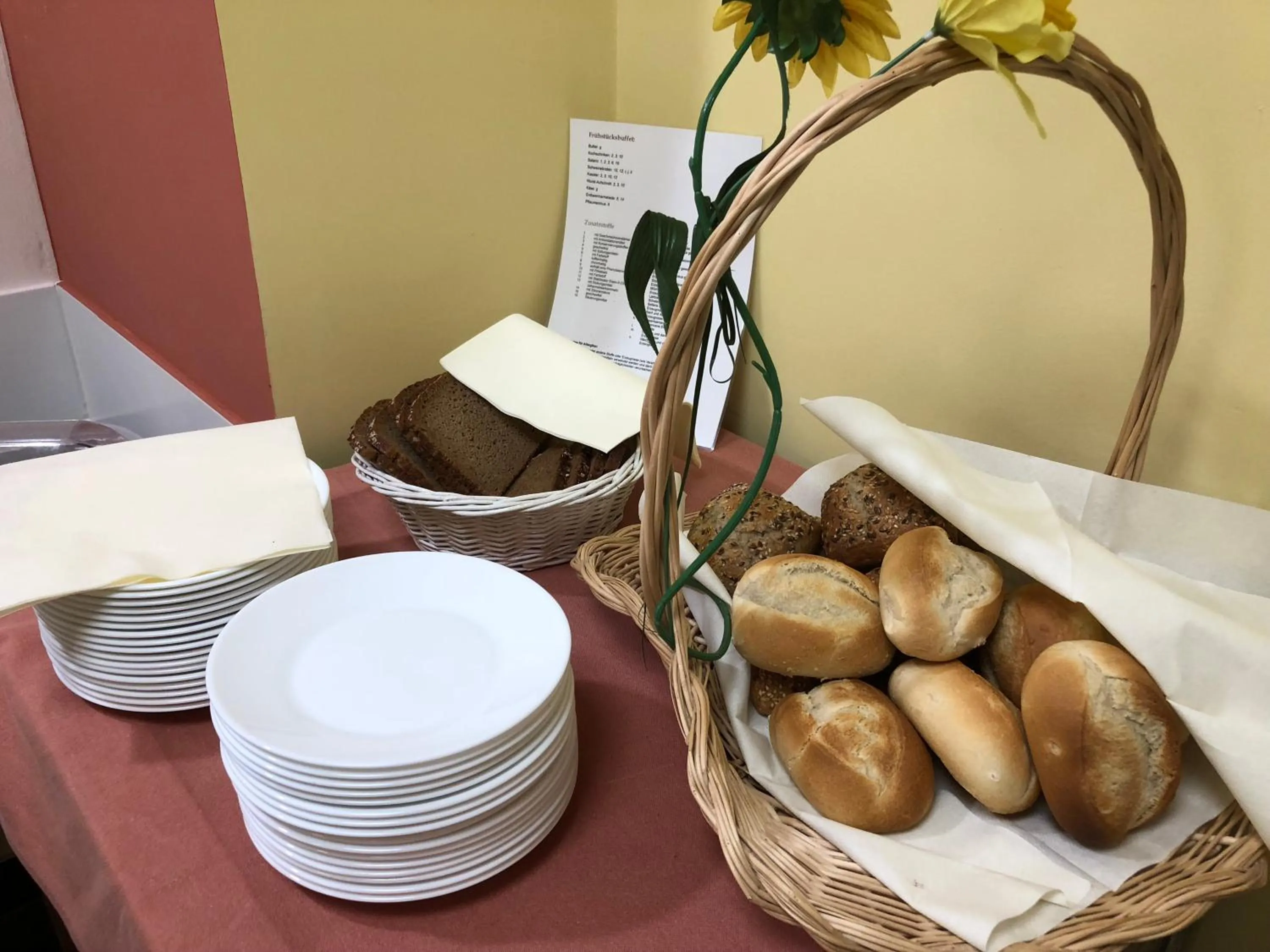 Breakfast in Haus des Volkes - Das Bauhaushotel