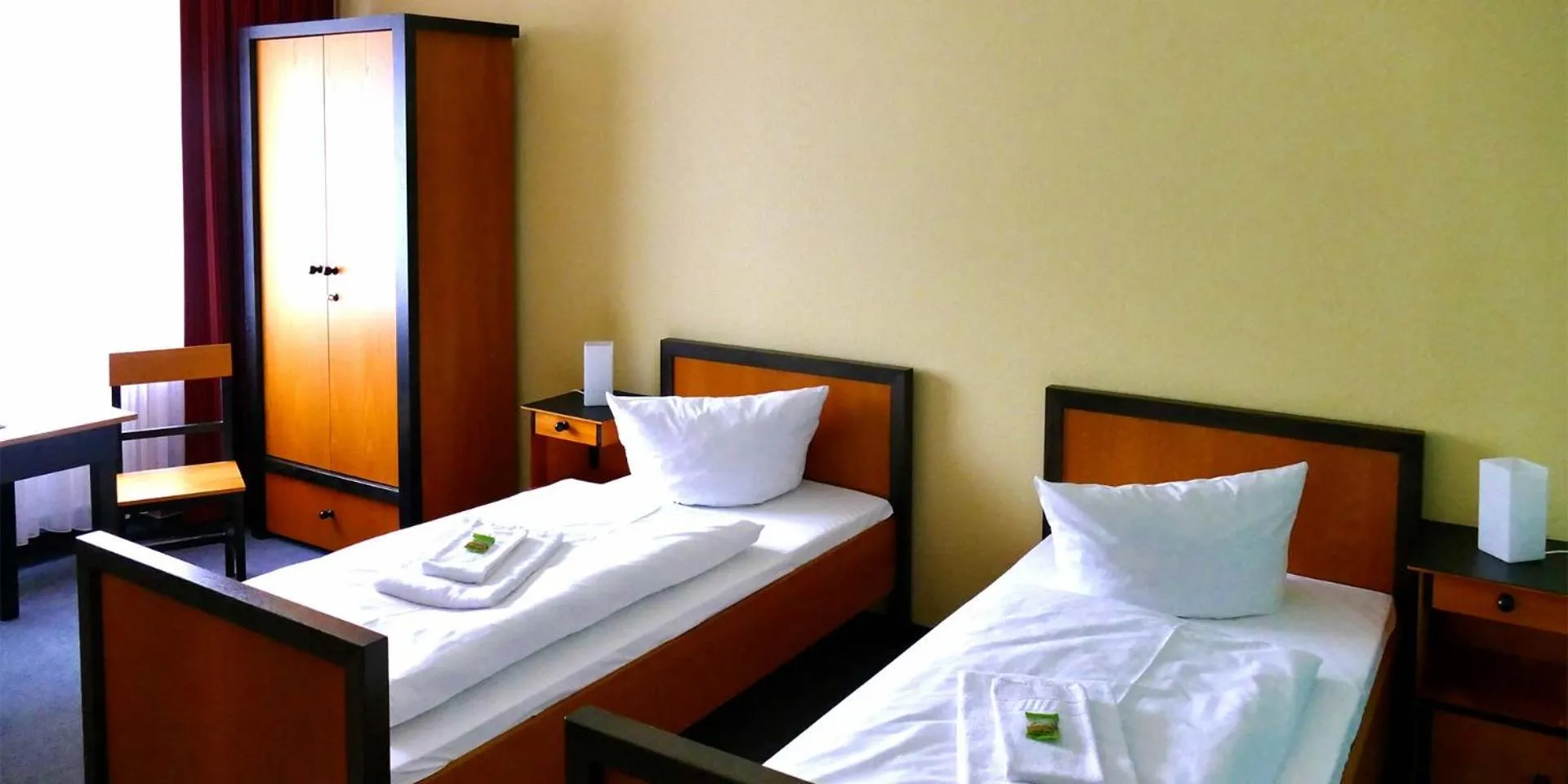 Photo of the whole room, Bed in Haus des Volkes - Das Bauhaushotel