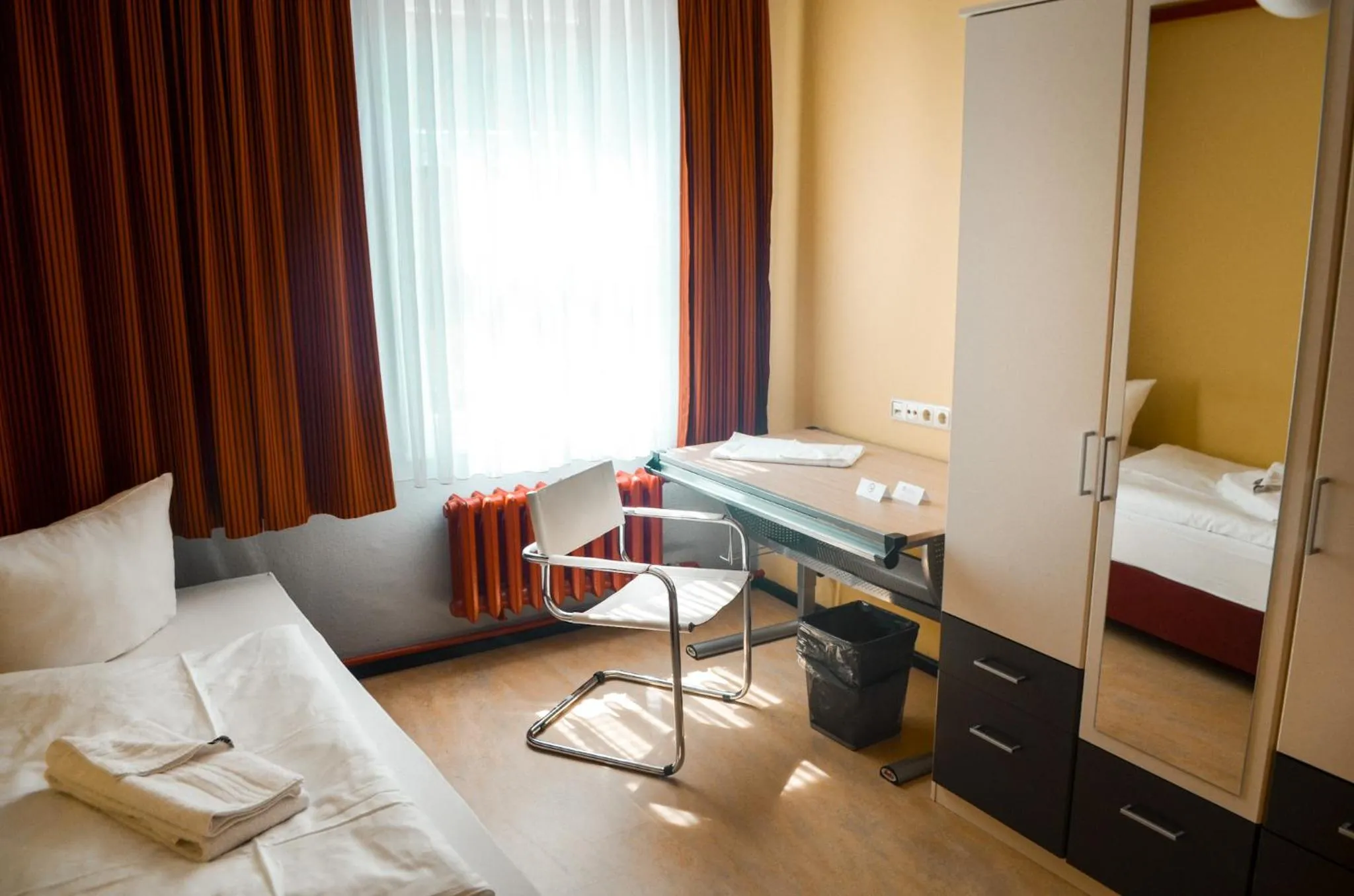 Bed in Haus des Volkes - Das Bauhaushotel