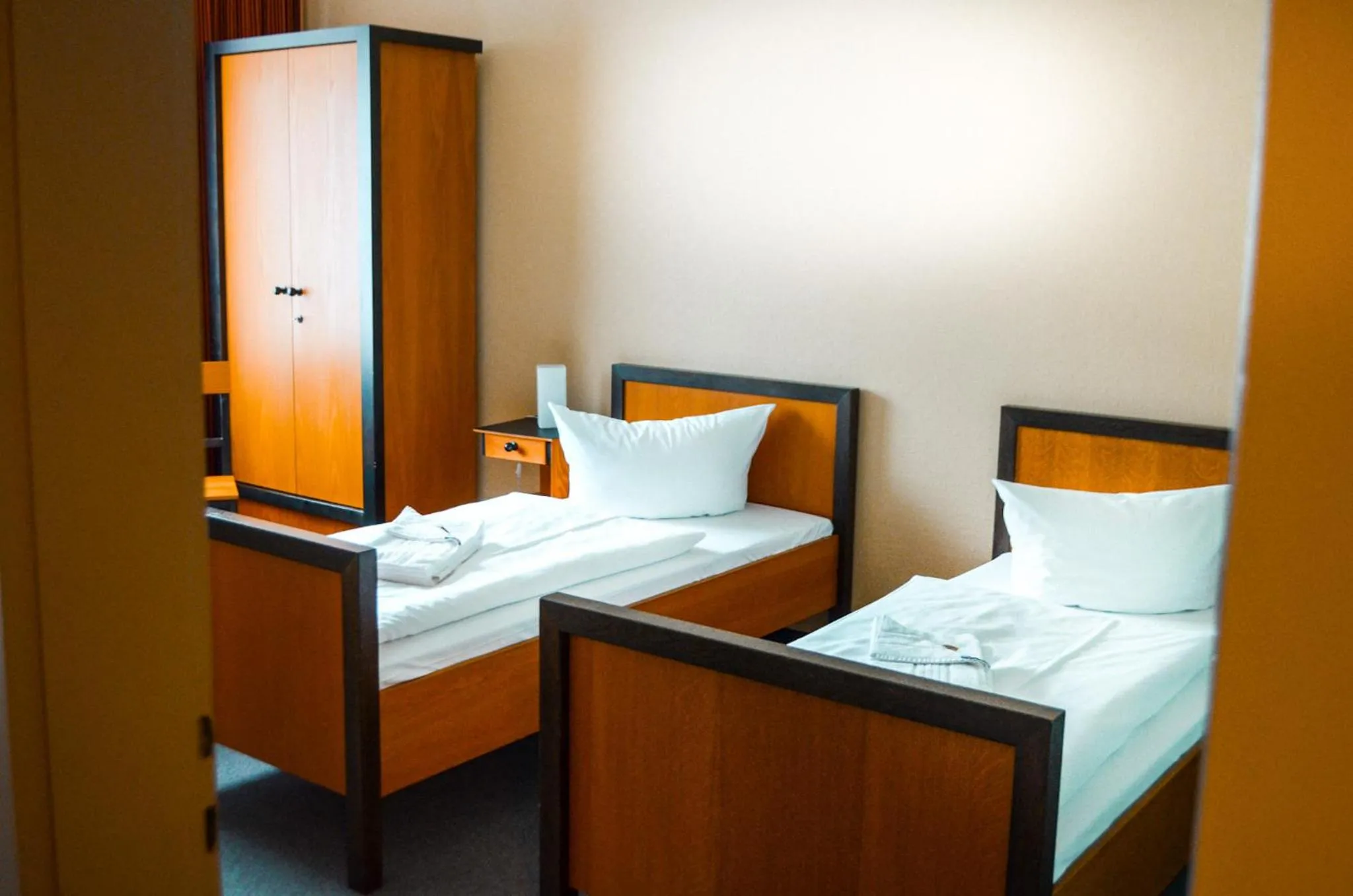 Bed in Haus des Volkes - Das Bauhaushotel