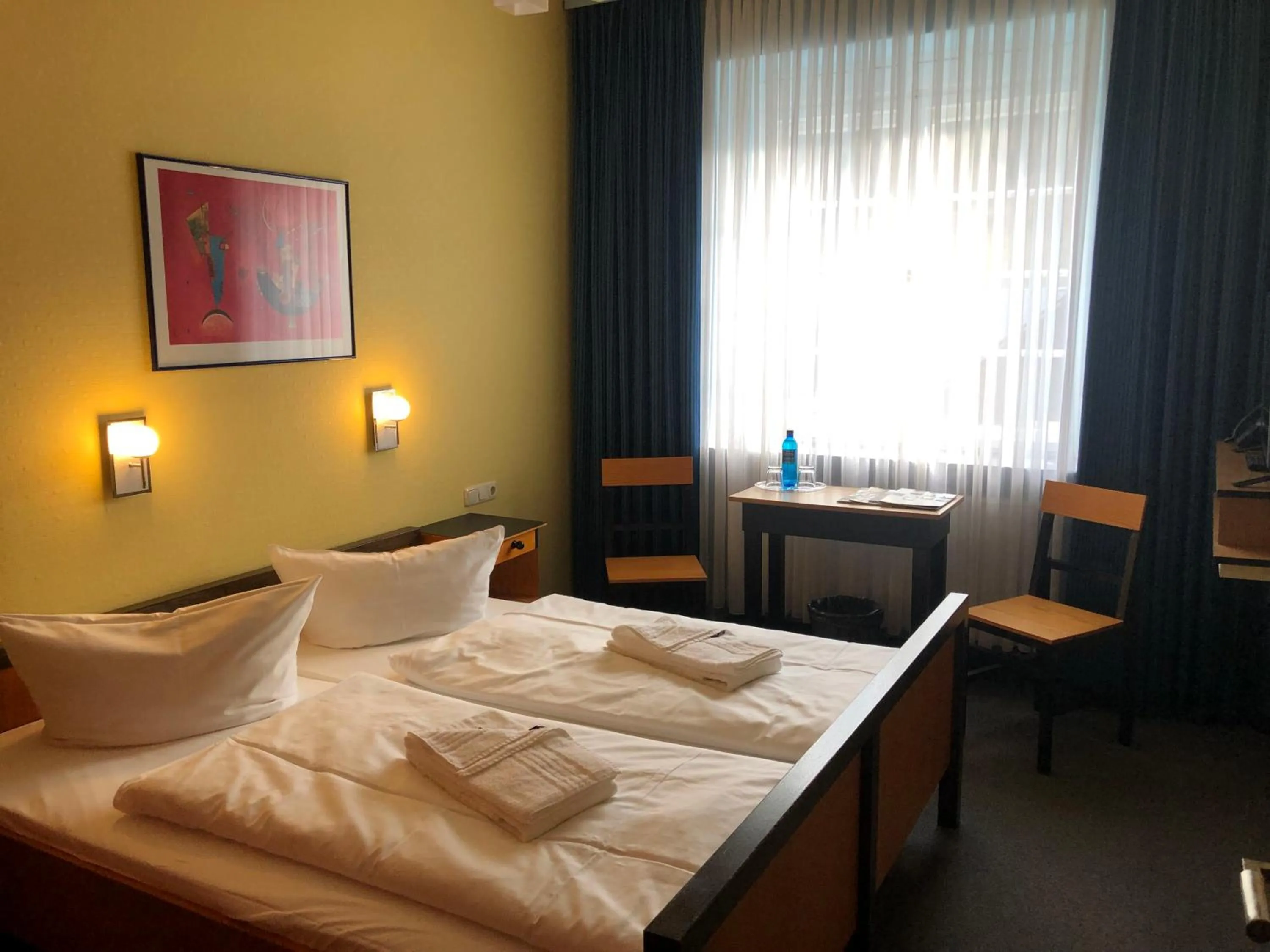 Bed in Haus des Volkes - Das Bauhaushotel