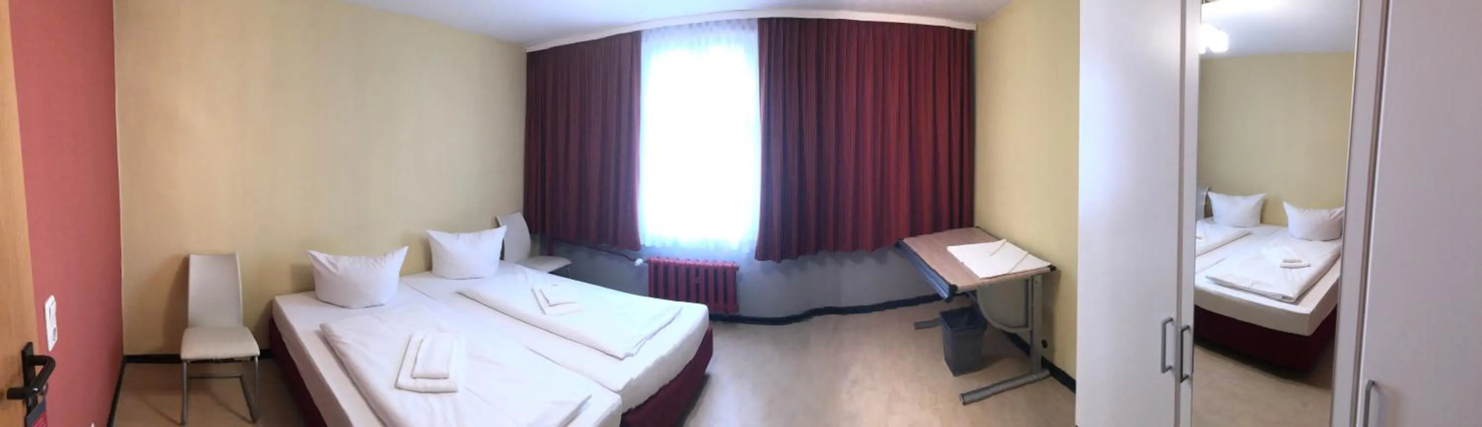 Bed in Haus des Volkes - Das Bauhaushotel