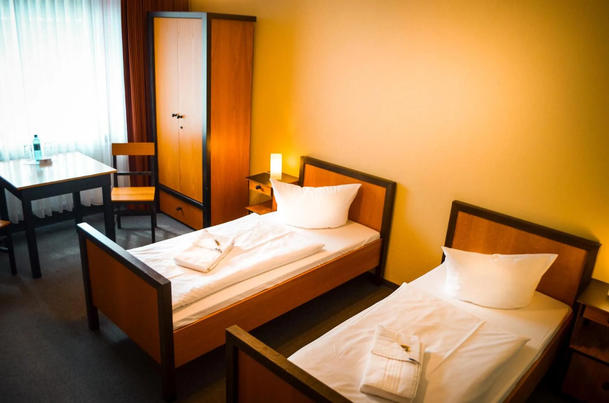 Bed in Haus des Volkes - Das Bauhaushotel