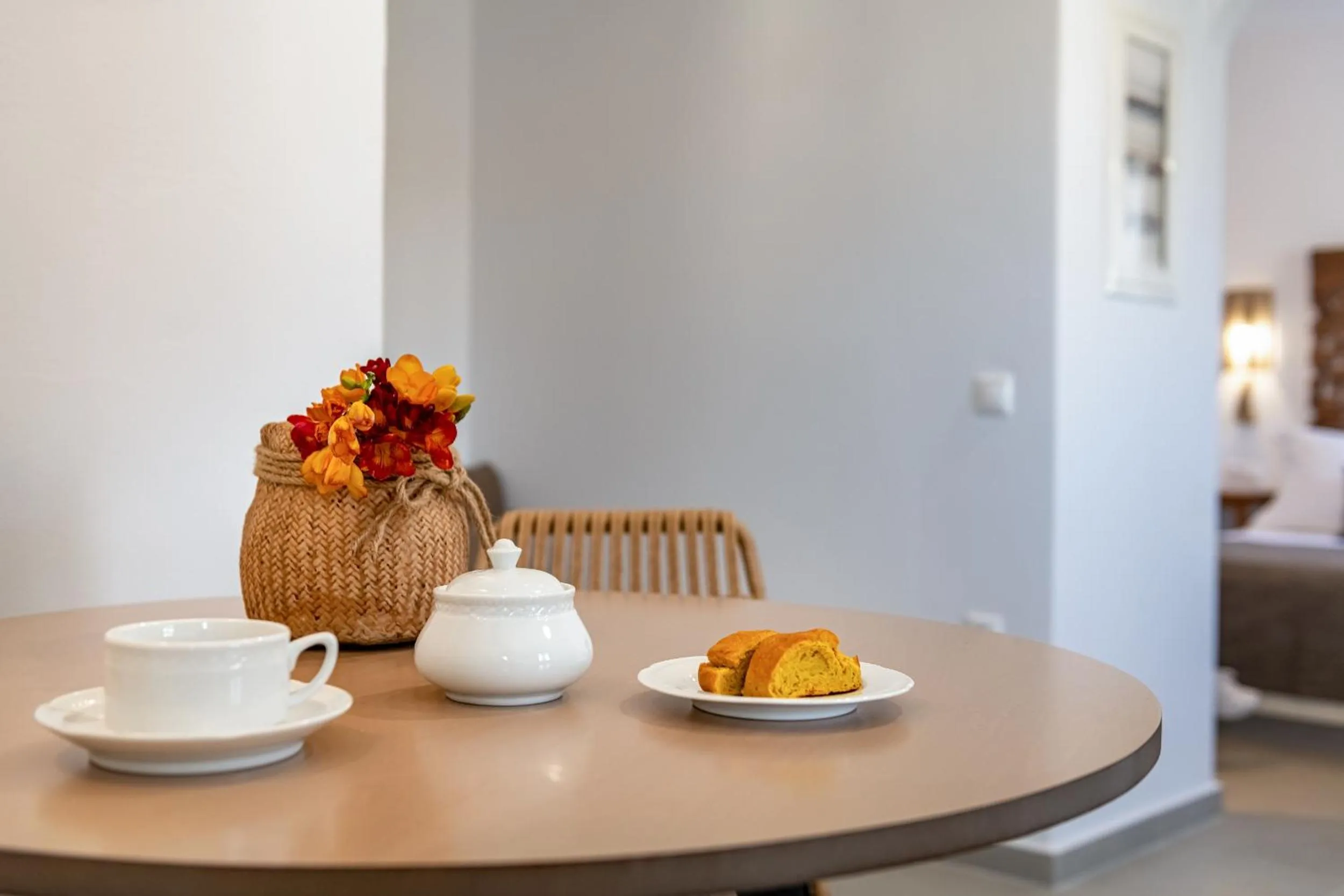 Dining area, Bed in Remezzo Bayfront Suites