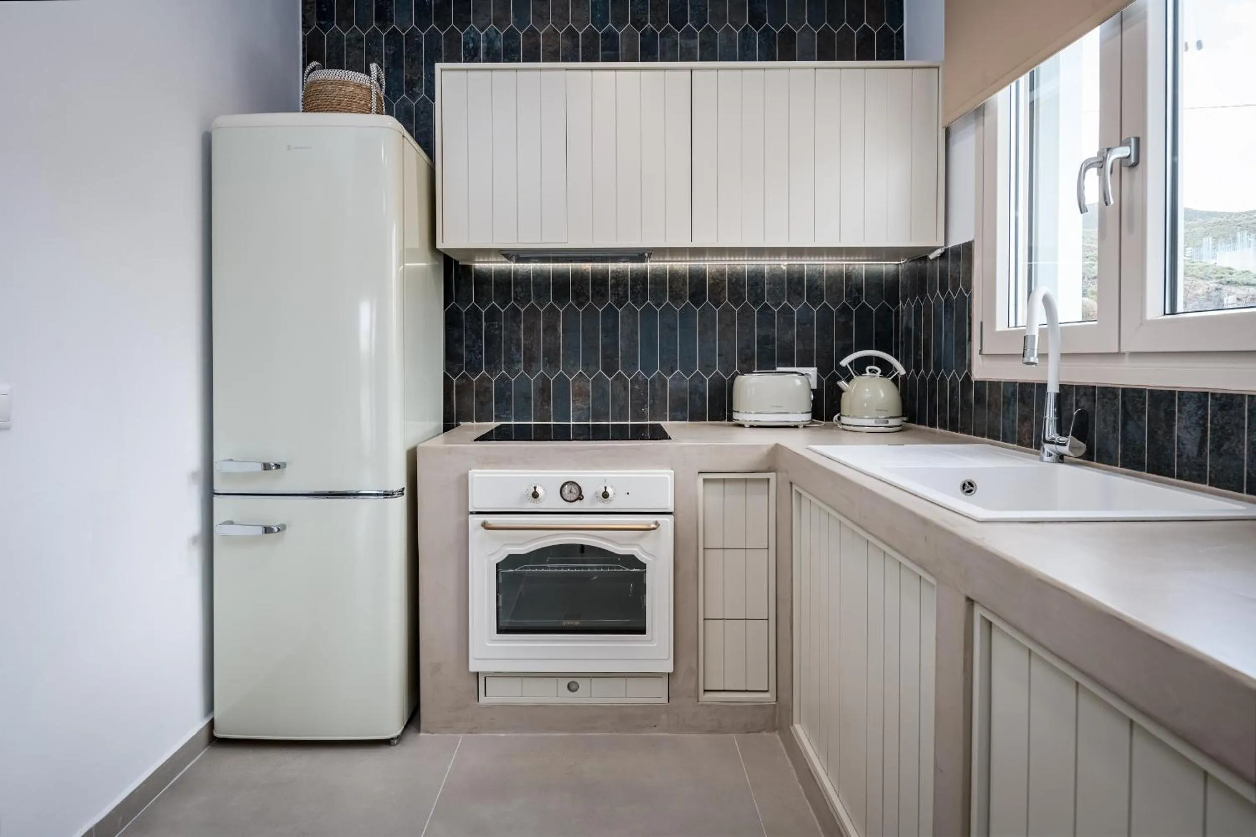 Kitchen or kitchenette in Remezzo Bayfront Suites