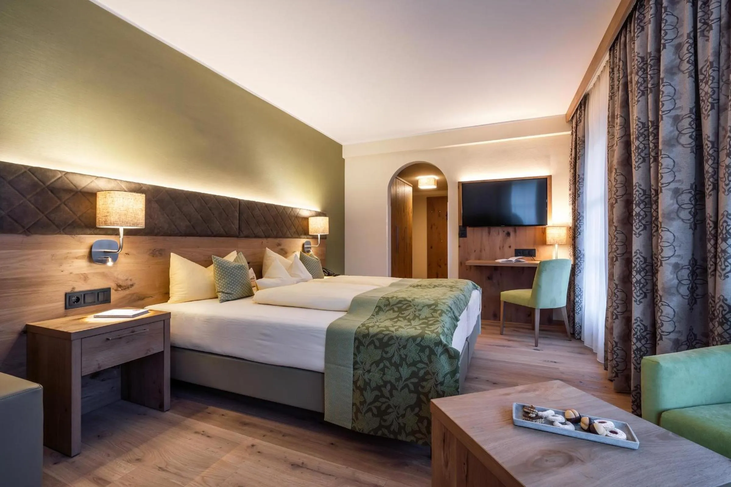 Photo of the whole room, Bed in derNeuwirt