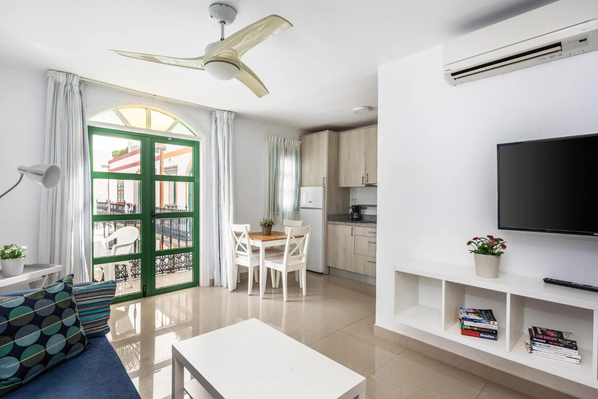 Living room, TV/Entertainment Center in La Venecia de Canarias