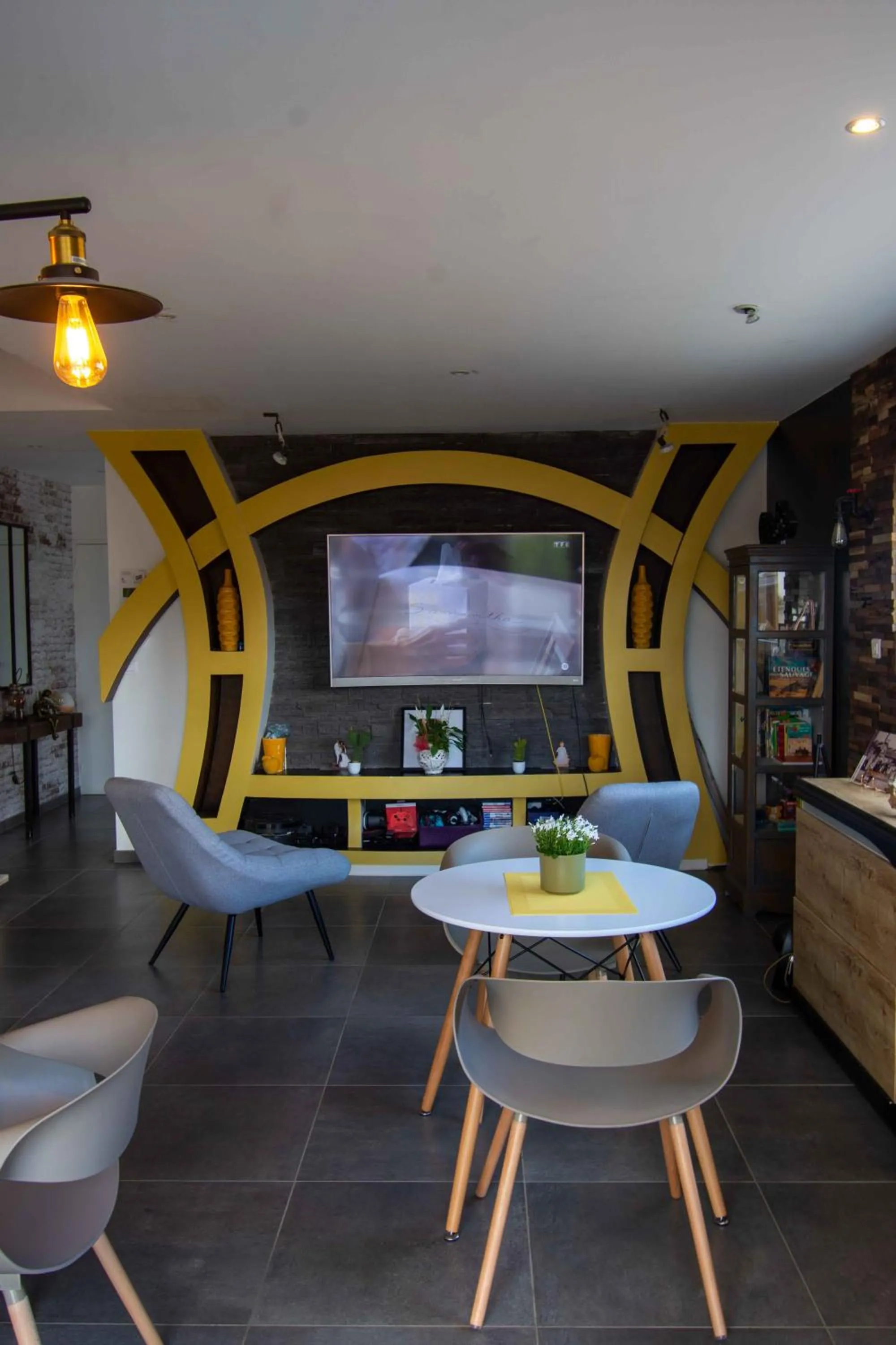 Communal lounge/ TV room in Chambres 2 caps