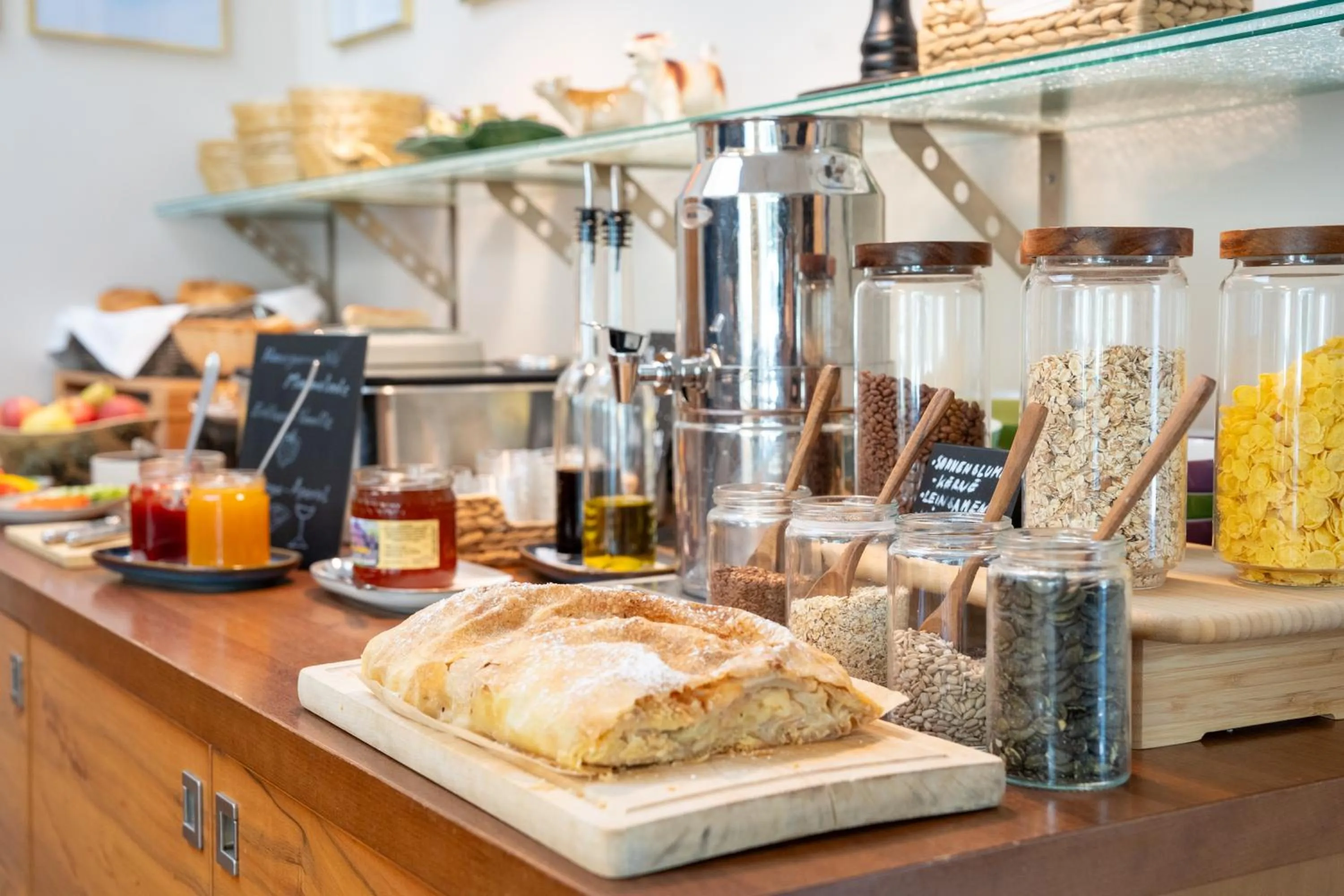 Buffet breakfast in Das Jedermann Boutiquehotel mit Stadtgarten