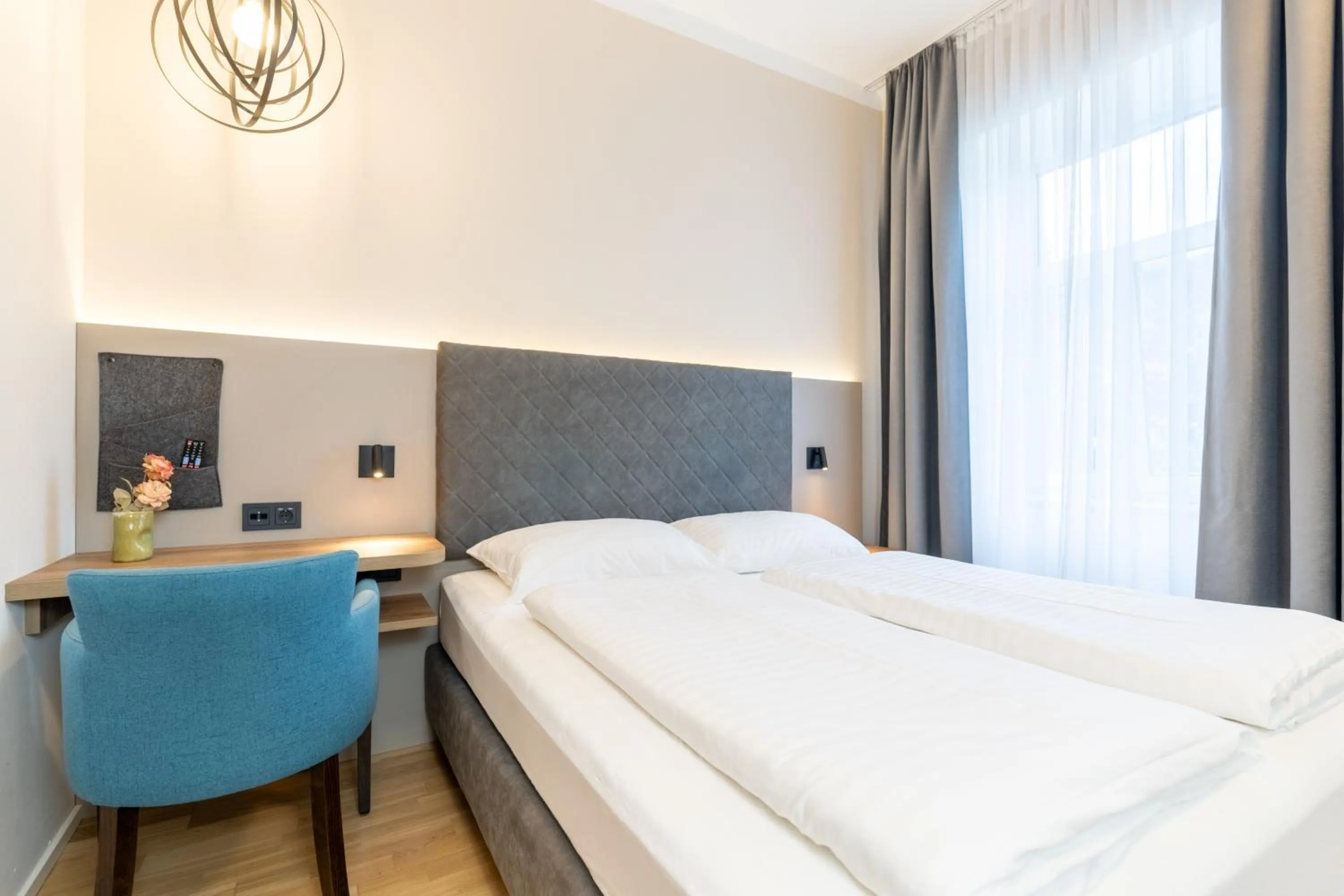 Photo of the whole room, Bed in Das Jedermann Boutiquehotel mit Stadtgarten