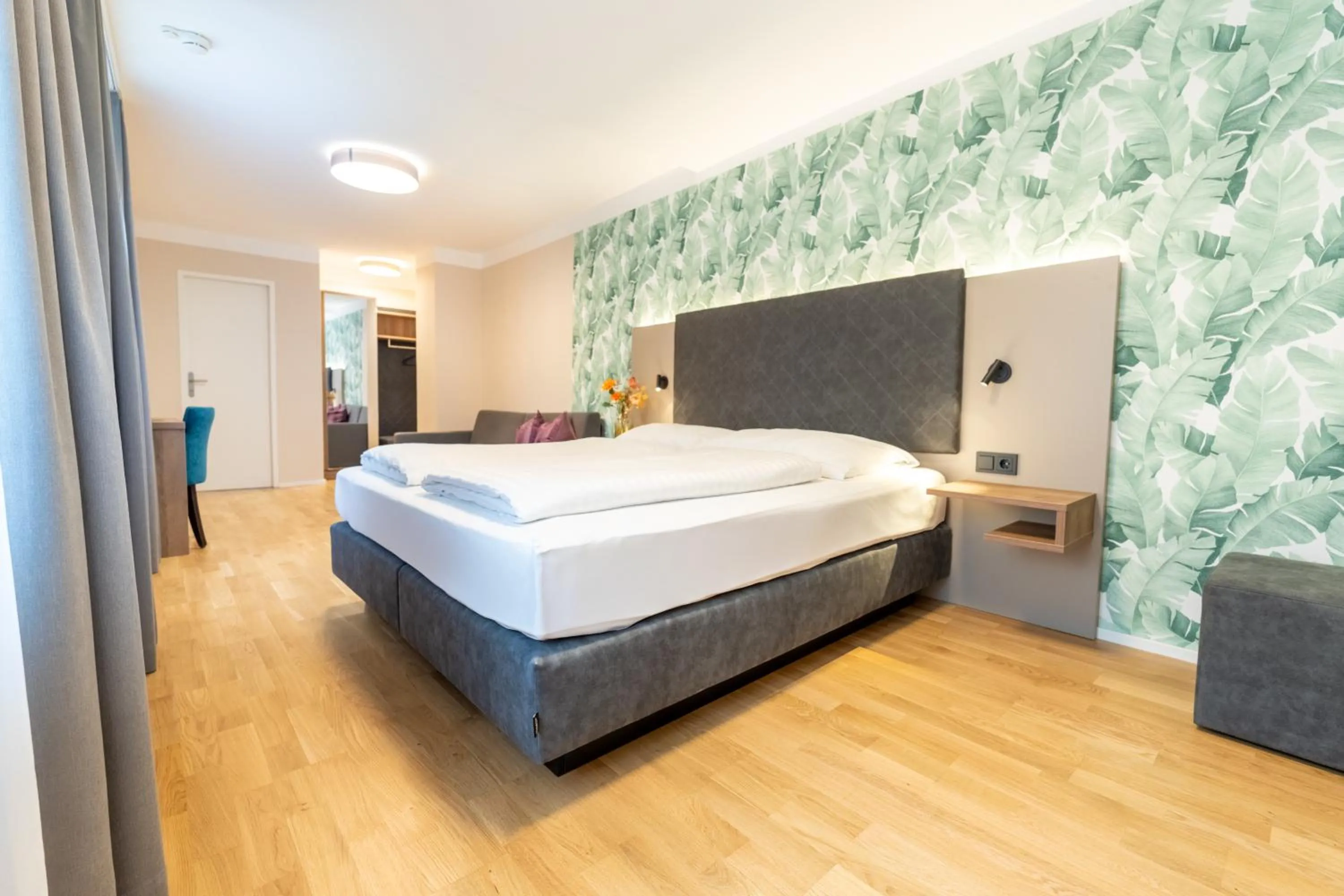 Photo of the whole room, Bed in Das Jedermann Boutiquehotel mit Stadtgarten