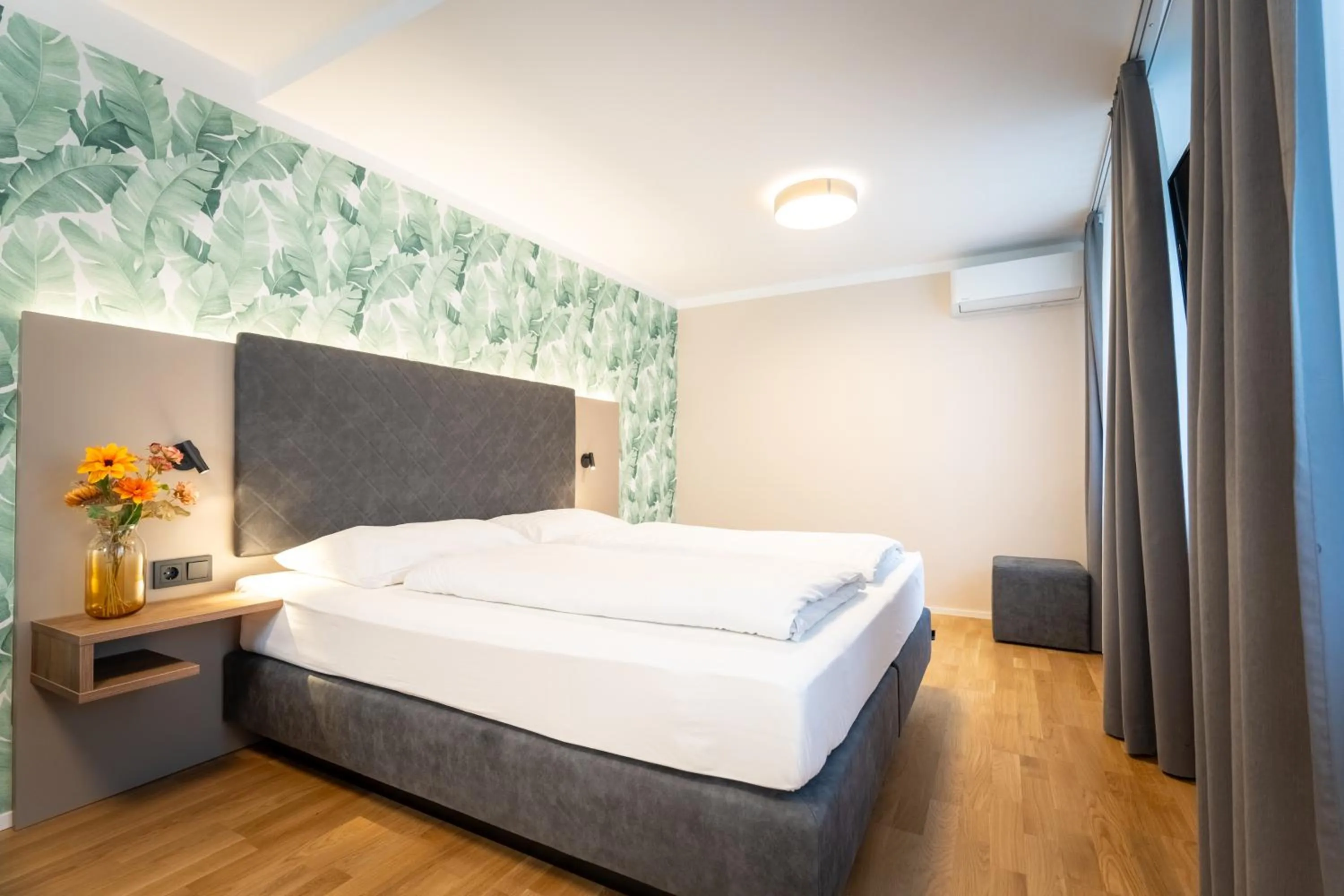 Photo of the whole room, Bed in Das Jedermann Boutiquehotel mit Stadtgarten