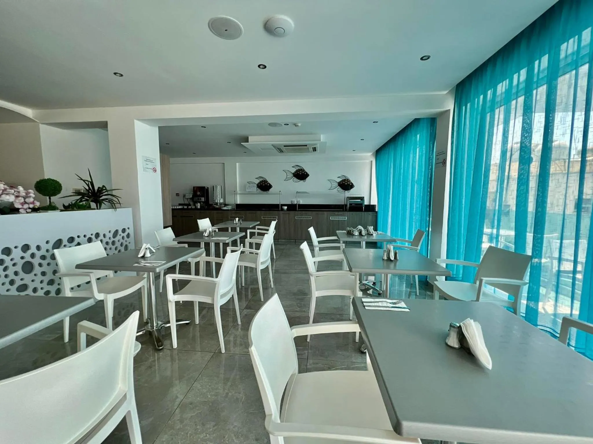 Restaurant/places to eat in Sunny Blue Hotel