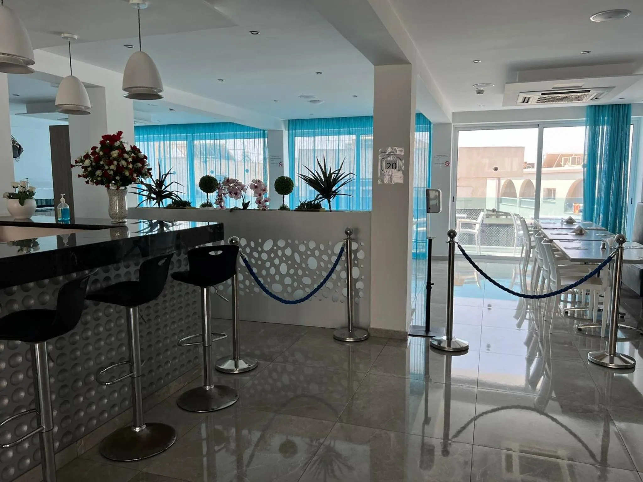 Restaurant/places to eat in Sunny Blue Hotel