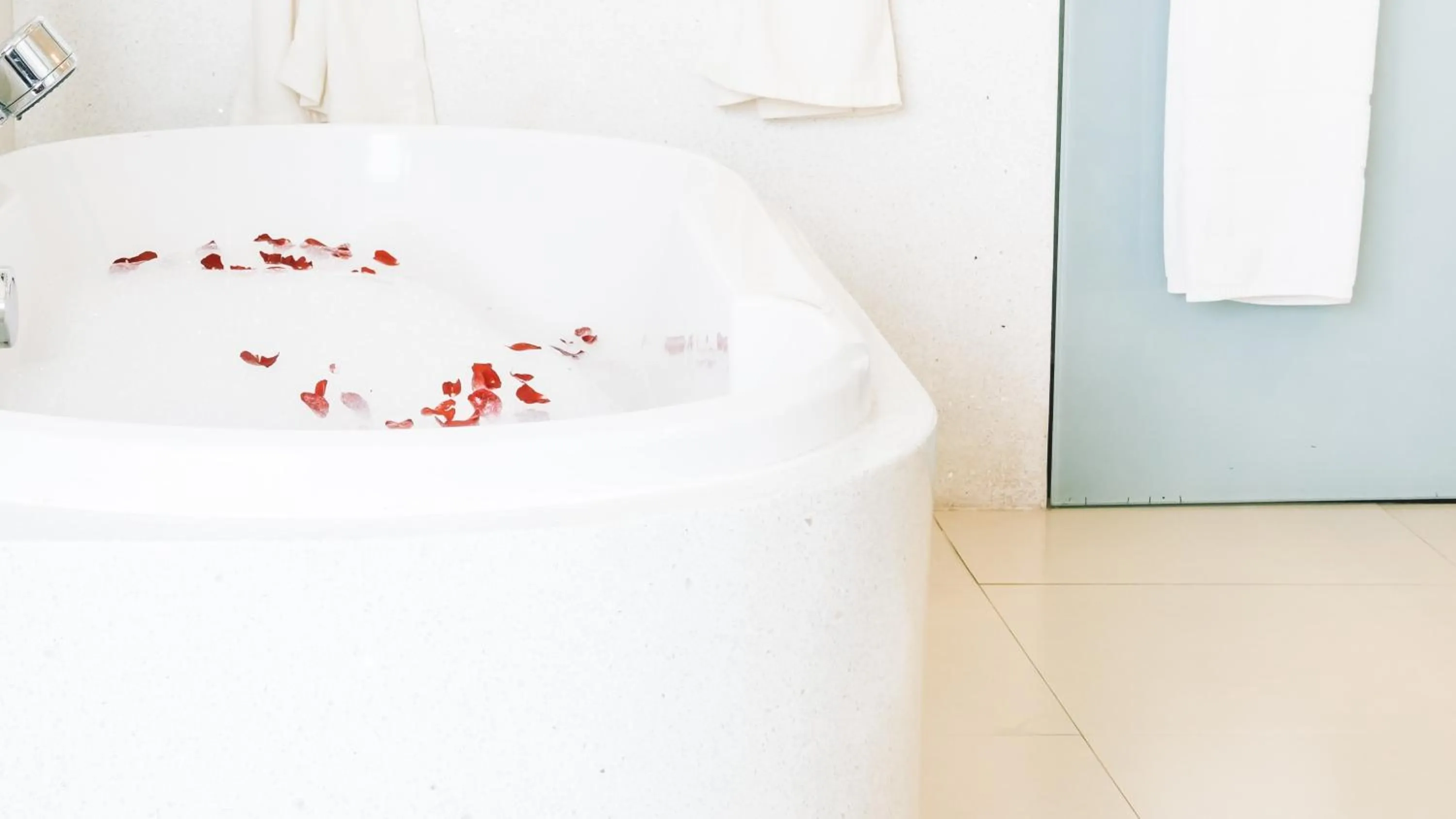 Bath in Radisson Blu Hotel, Addis Ababa