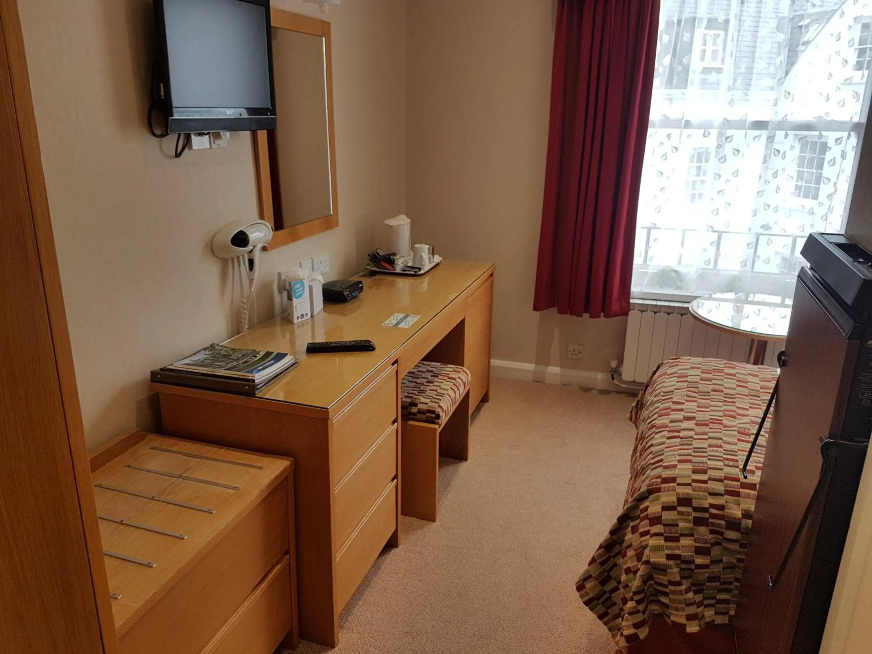 Coffee/tea facilities, Bed in Best Western Moores Central Hotel