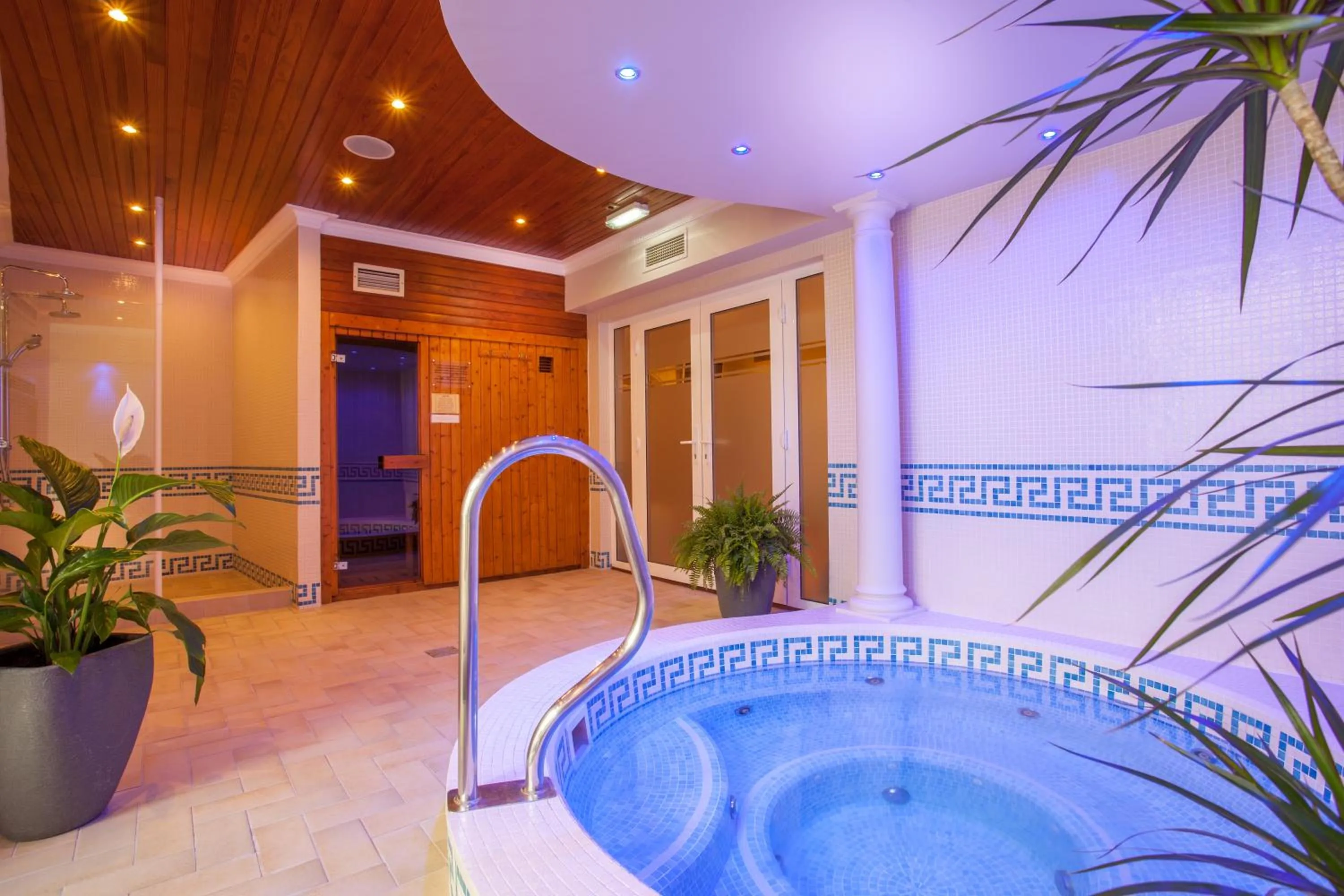 Hot Tub in Best Western Moores Central Hotel