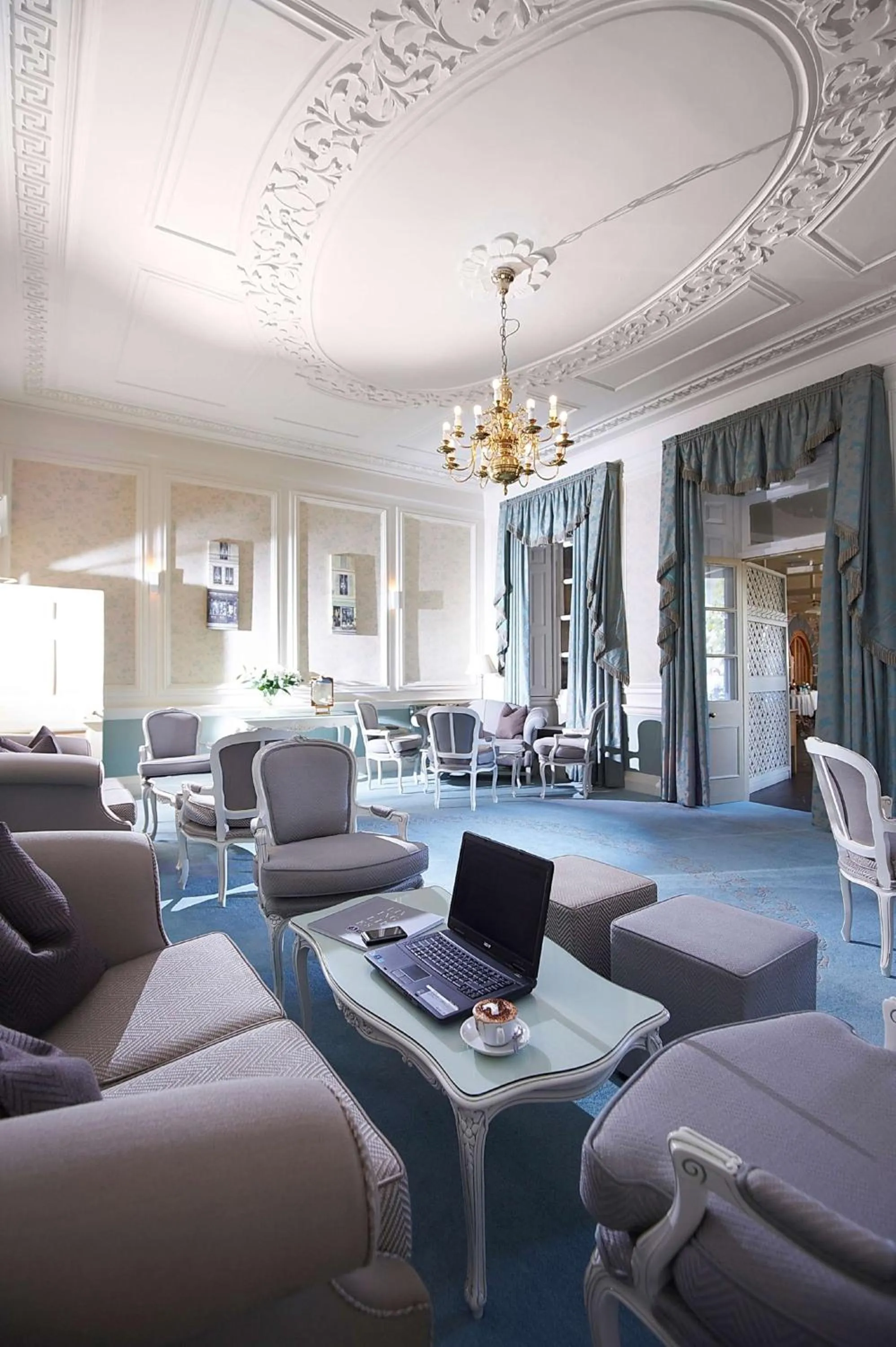 Communal lounge/ TV room in Best Western Moores Central Hotel