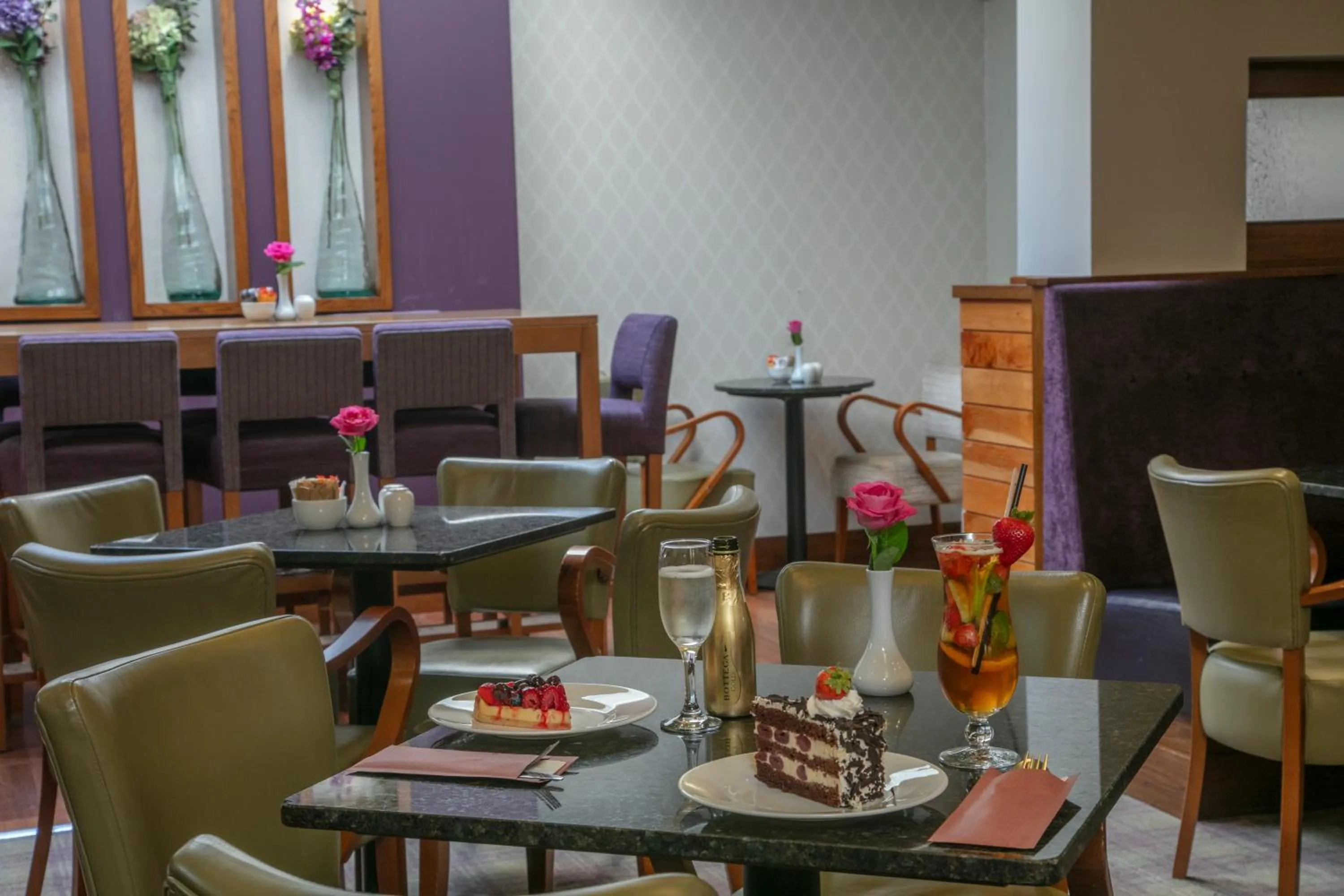 Restaurant/places to eat in Best Western Moores Central Hotel