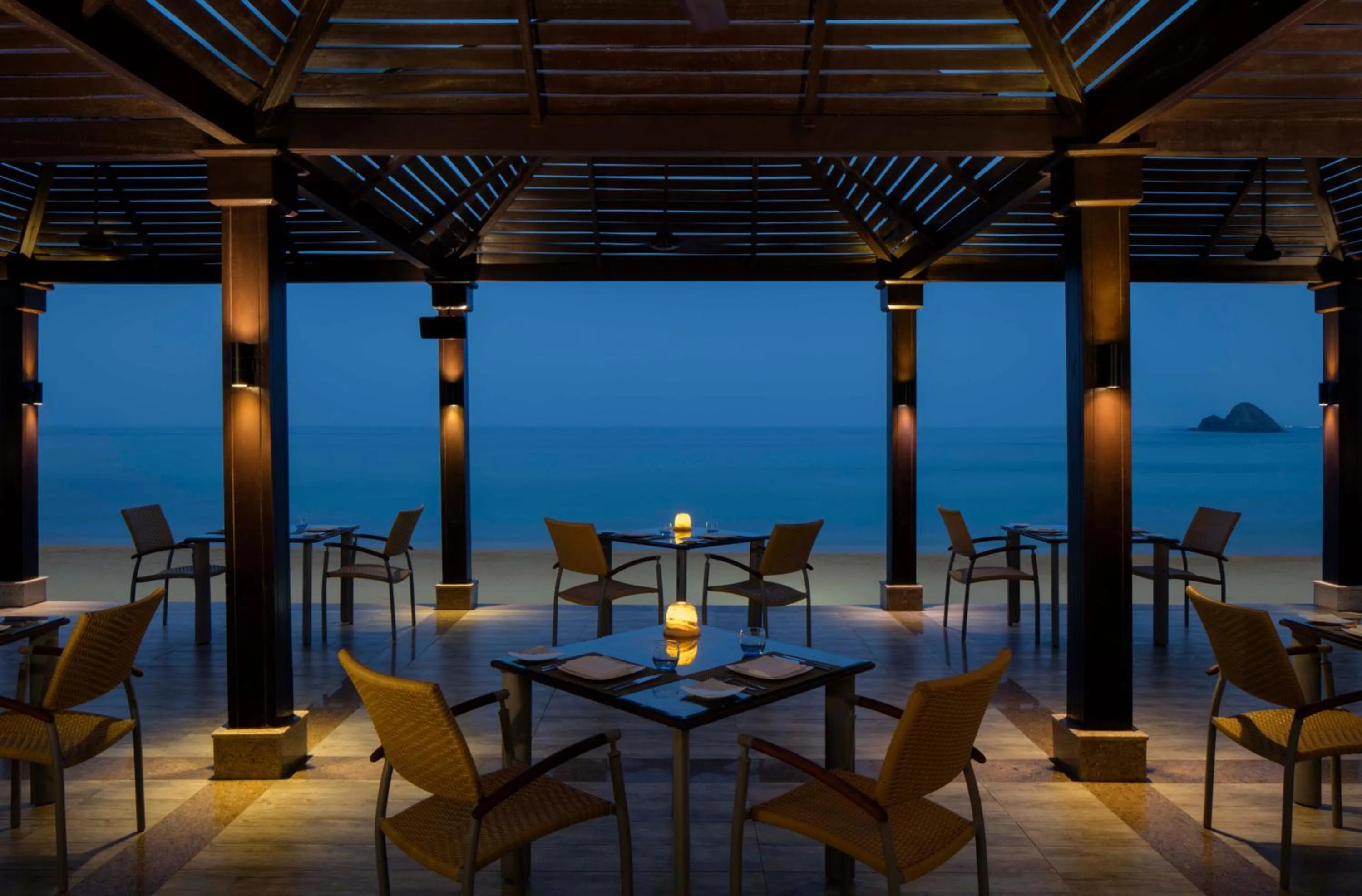 Restaurant/places to eat in Miramar Al Aqah Beach Resort