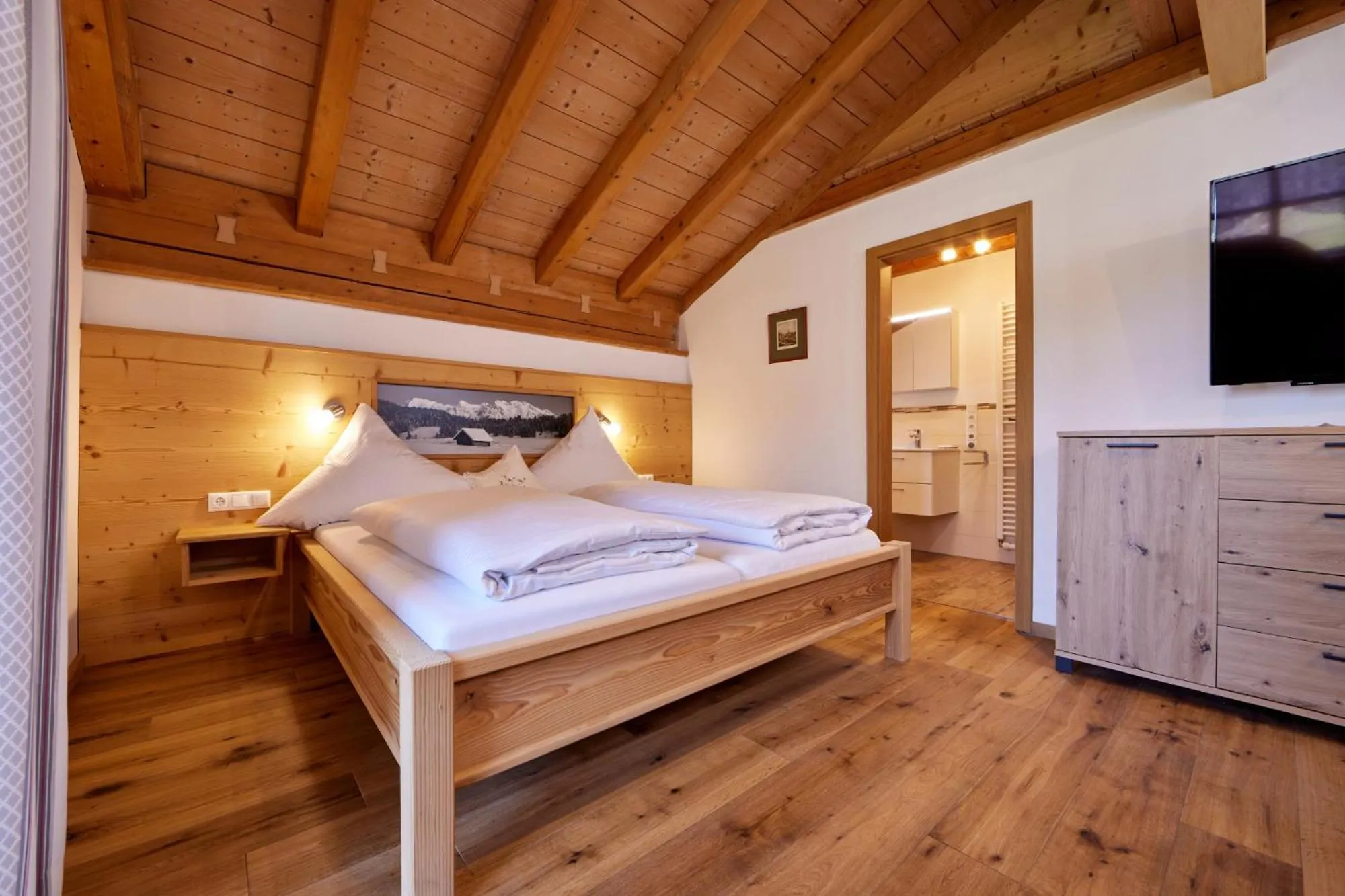 Bed in Appartements Gasthof Schleifmühle Unterammergau