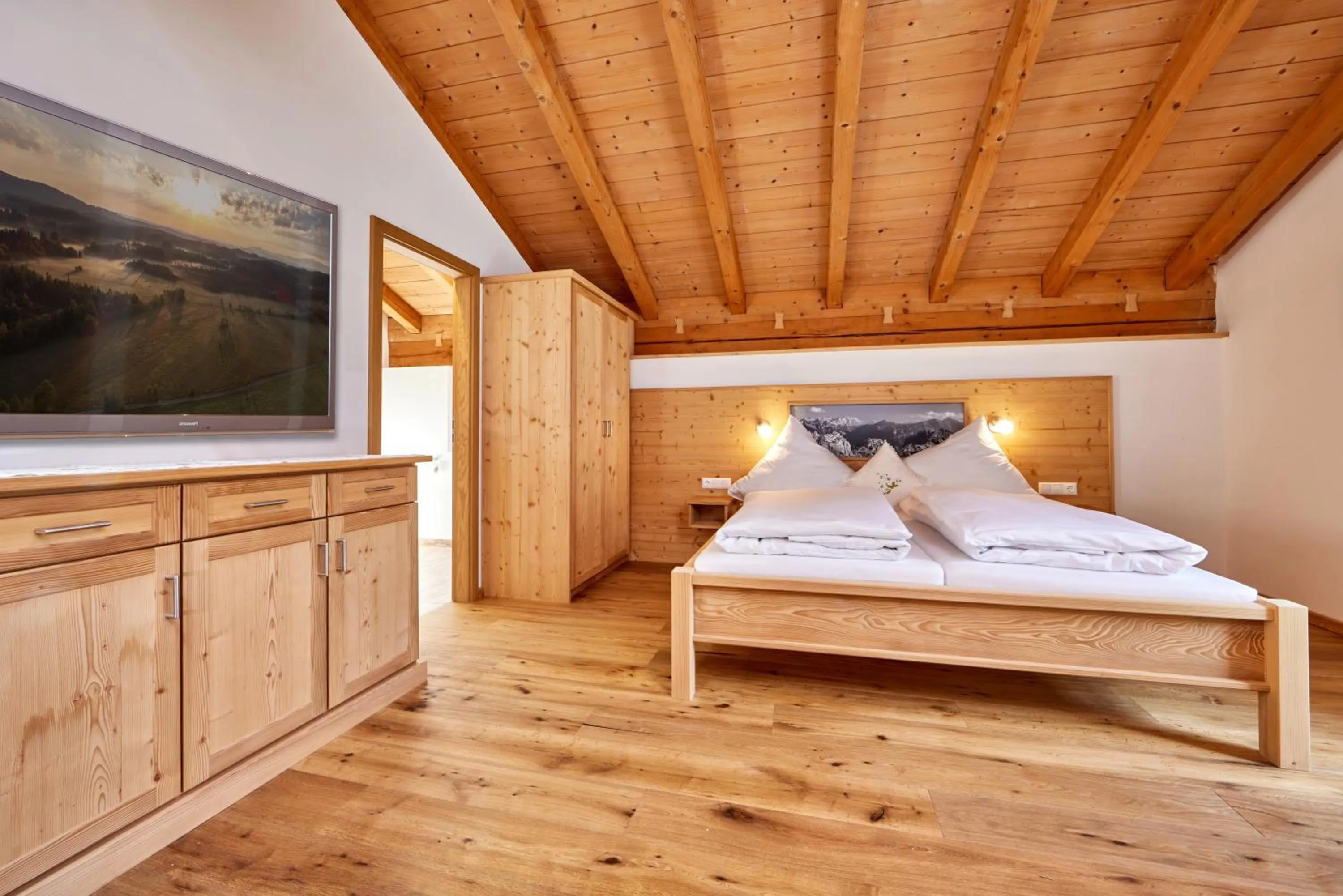 Bed in Appartements Gasthof Schleifmühle Unterammergau