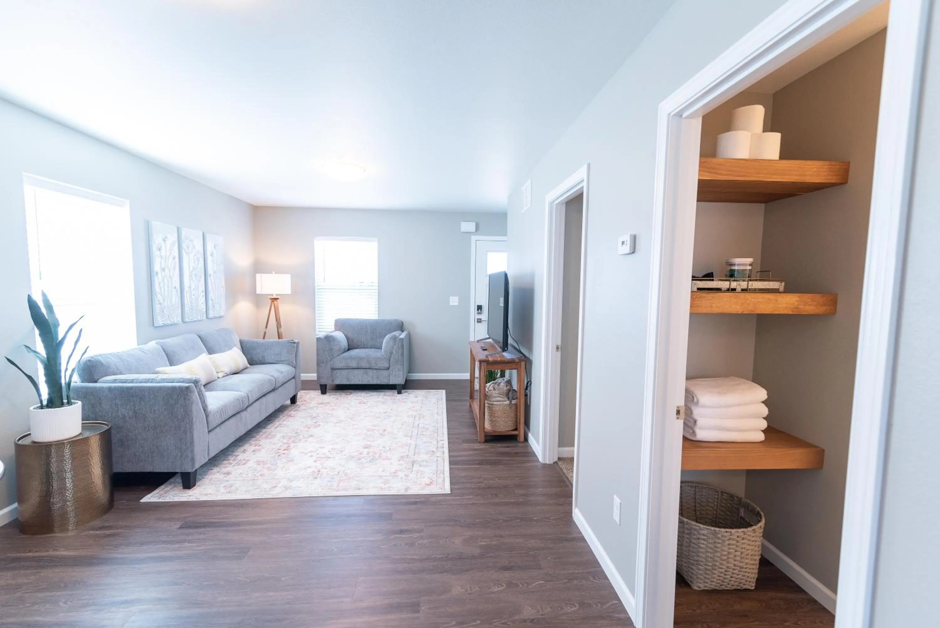 Living room, Bed in Susitna Suites