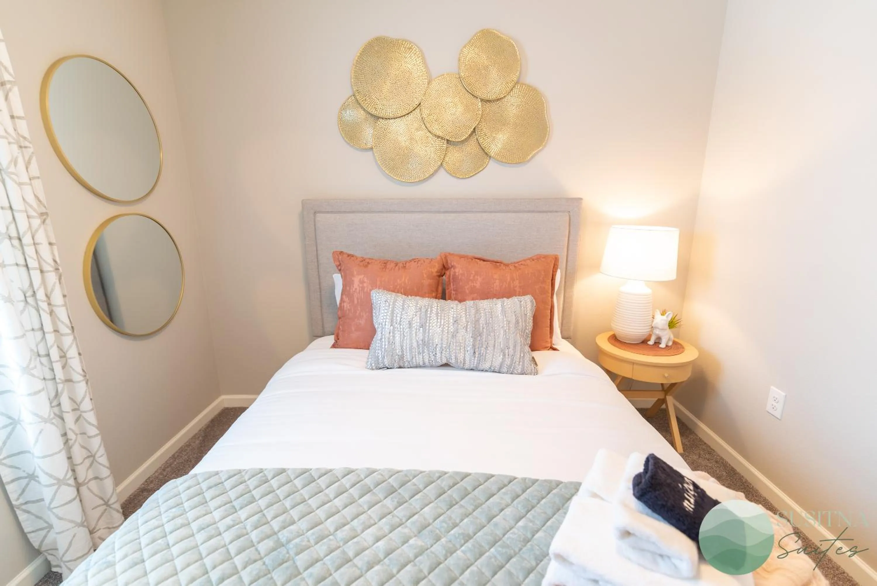 Bedroom, Bed in Susitna Suites